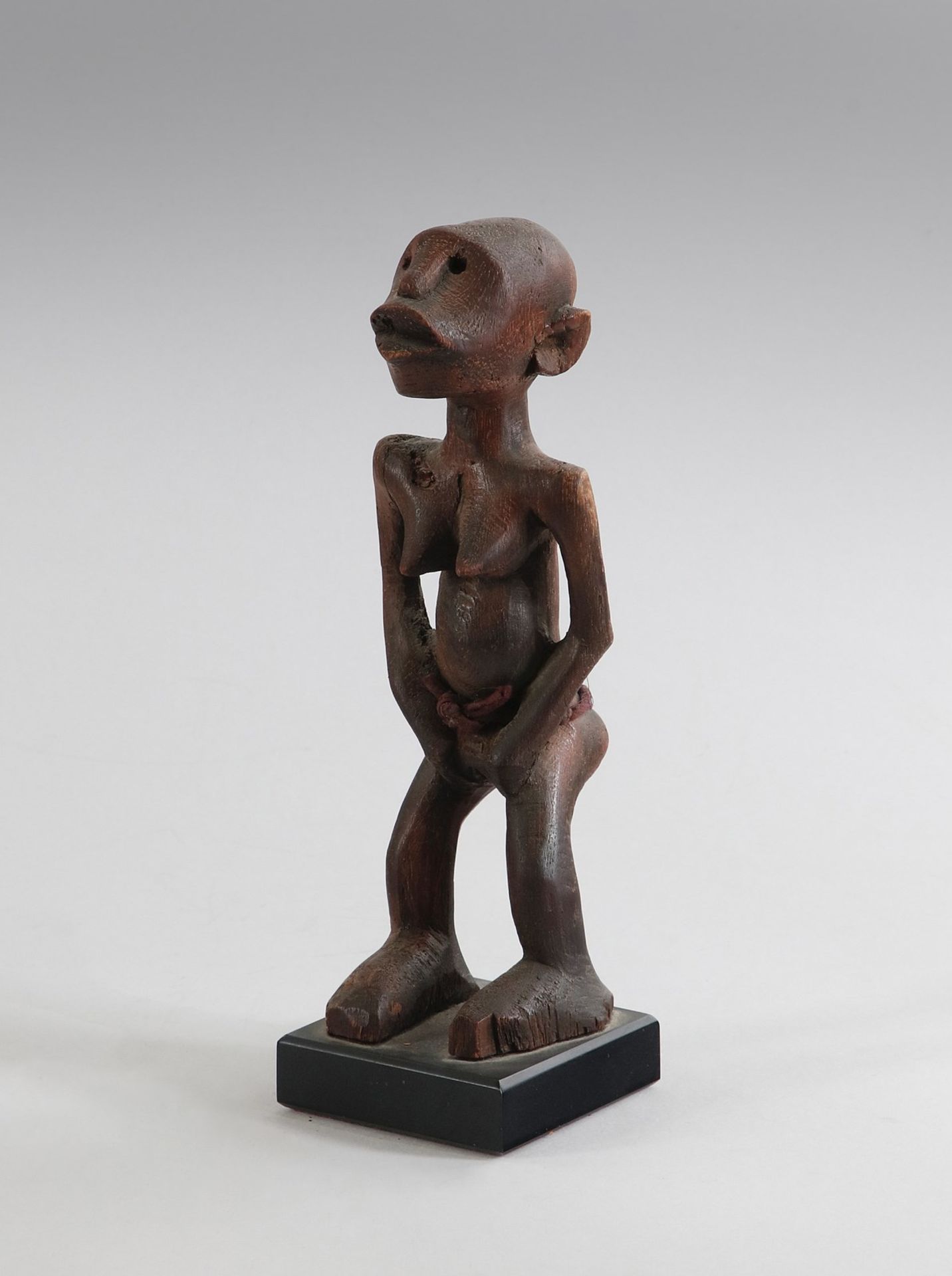 Arte africana A wooden sculpture of a standing woman Equatorial Africa.