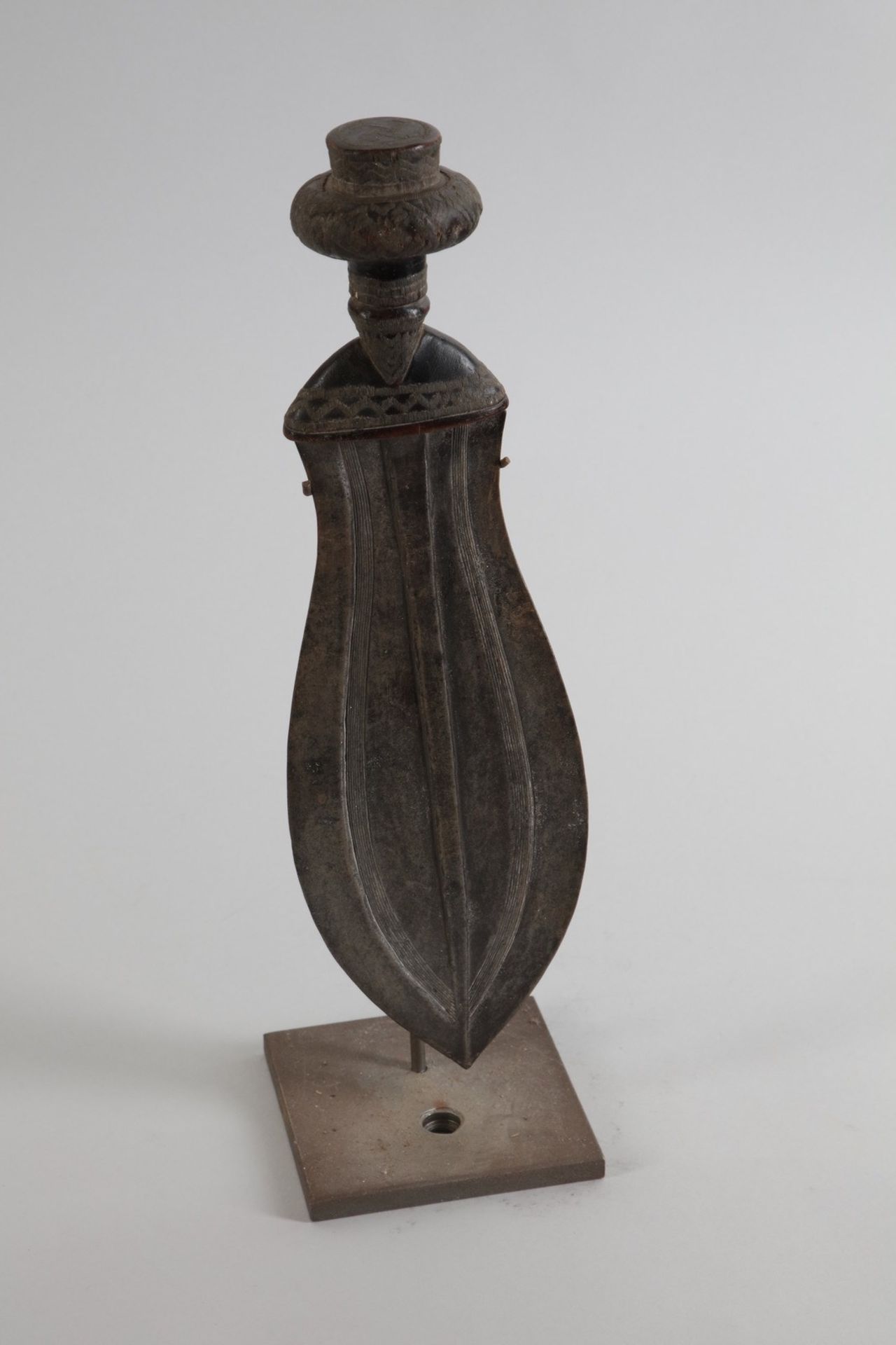 Arte africana An iron knife-money, Mobenghe Dem. Rep. Congo . - Image 3 of 3