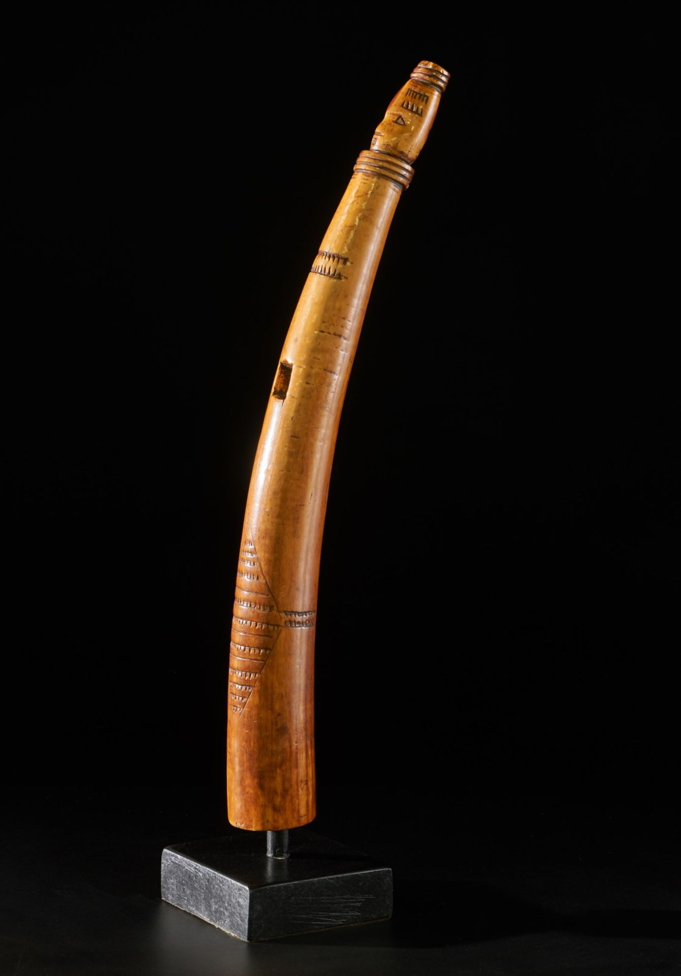 Arte africana A fine ivory oliphant (trumpet), IgboDem. Rep. Congo.