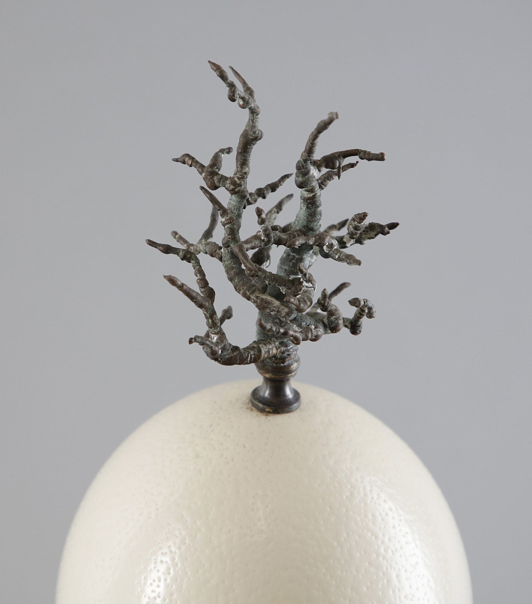 Naturalia A metal mounted ostrich egg Italy, 20th century . - Image 2 of 3