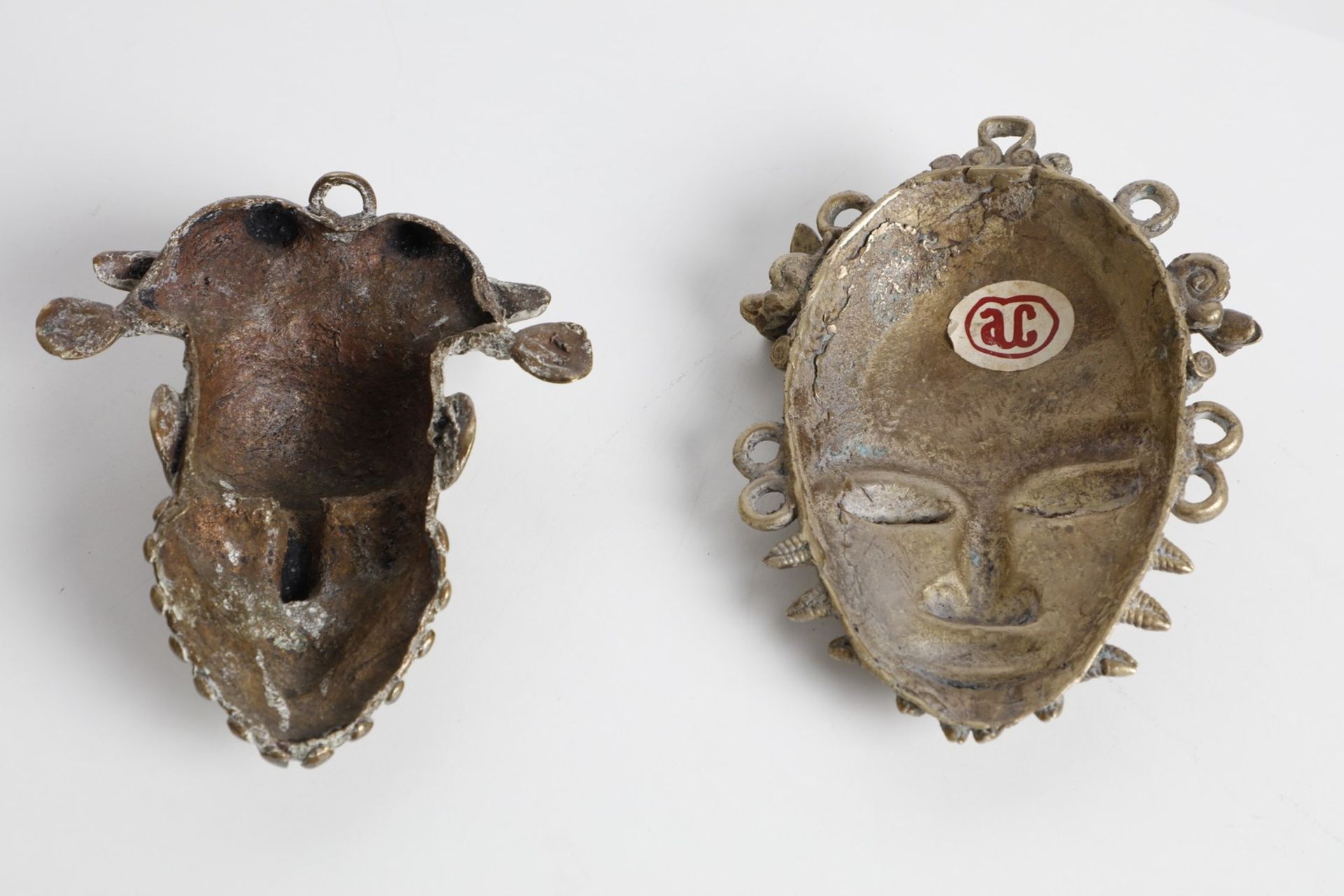 Arte africana Two bronze passport masks, BamounCameroon. - Image 2 of 4