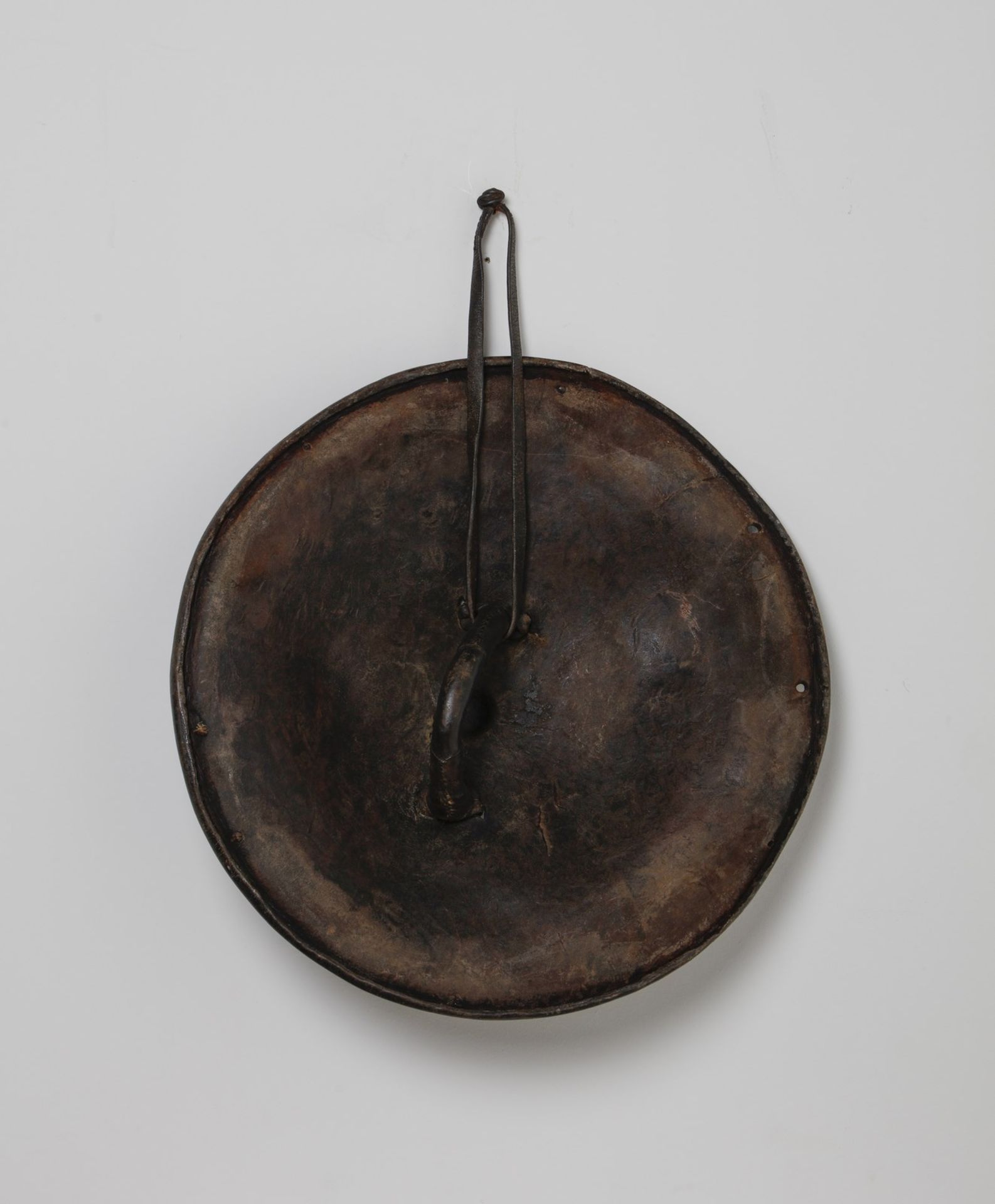 Arte africana Round shieldEthiopia, 19th century. - Image 2 of 3