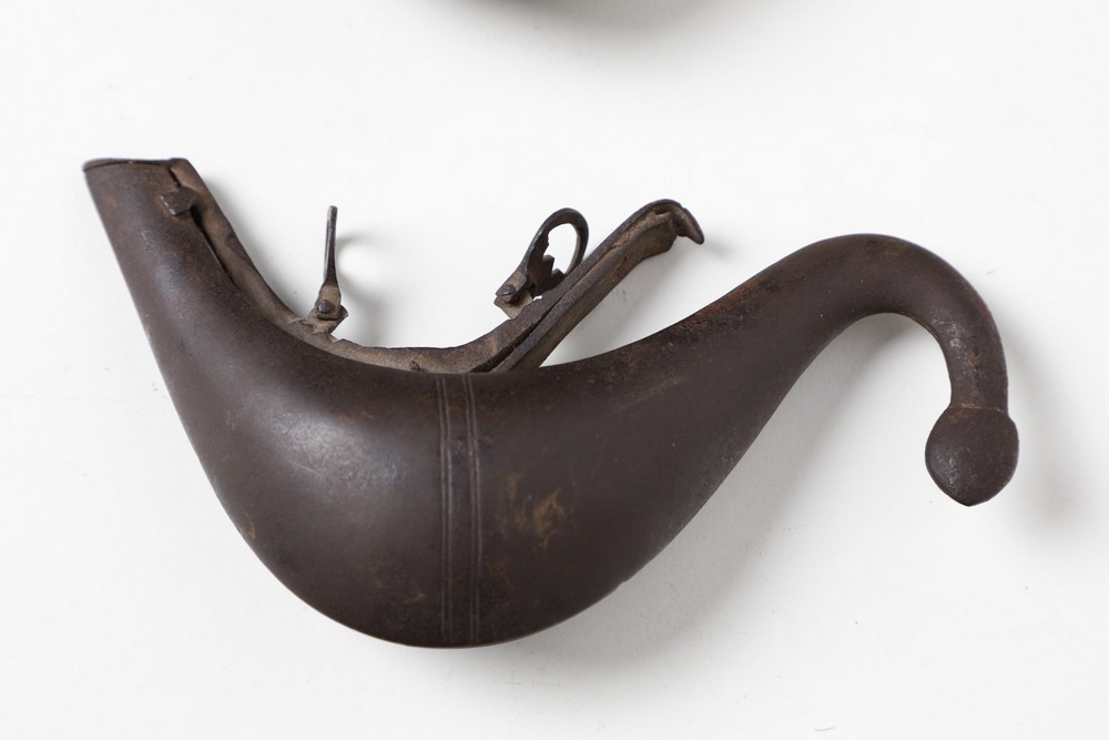 Arte Islamica Two horn shaped metal powder flasks Levant, late 19th-early 20th century . - Image 2 of 5