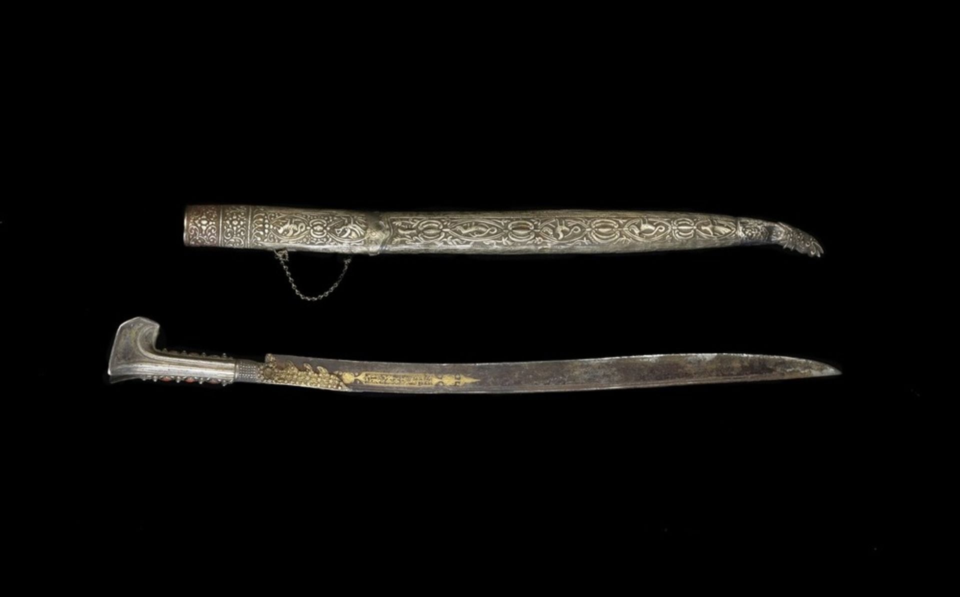 Arte Islamica An Ottoman silver and coral Yataghan with gilded inscribed and decorated blade Balcan - Image 3 of 4