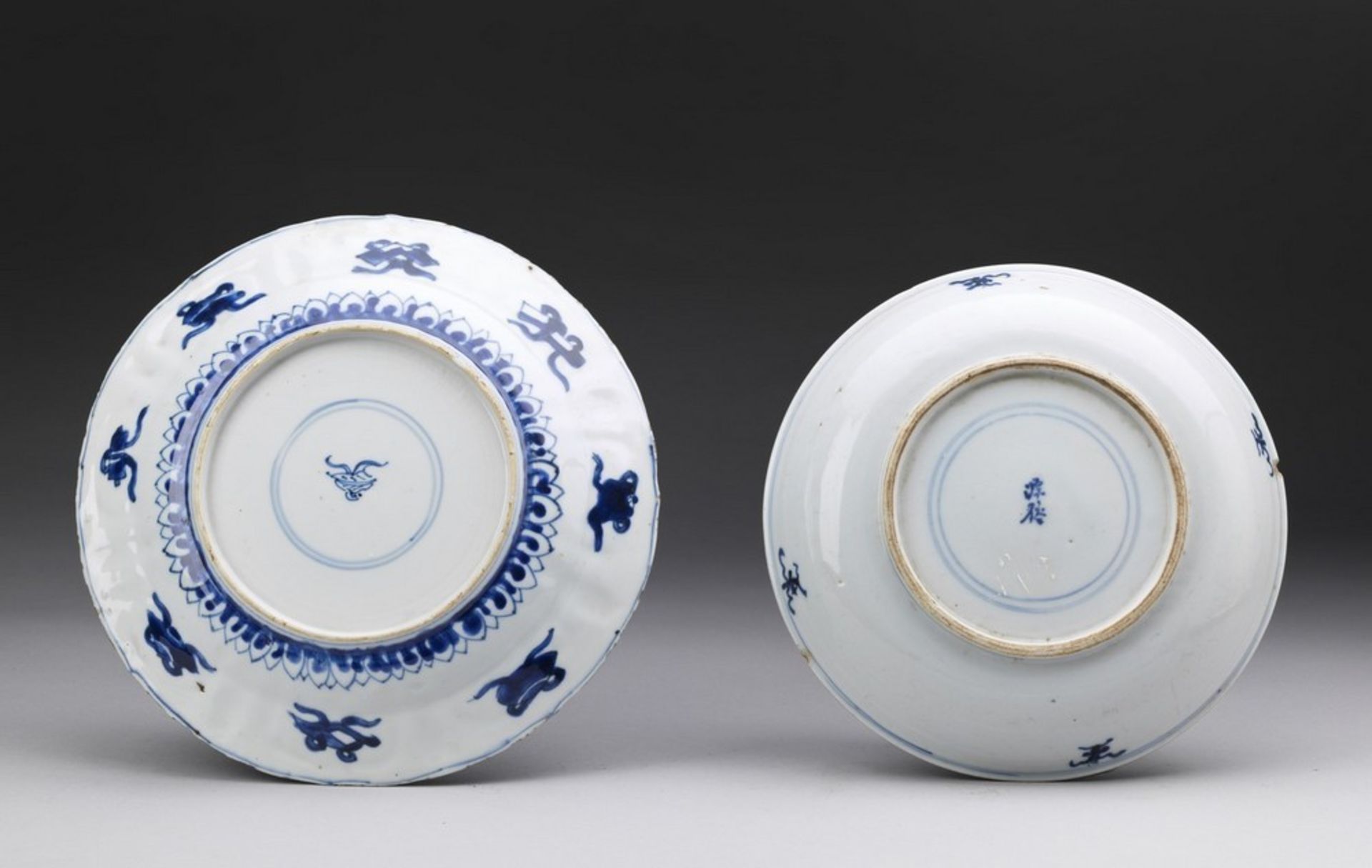 Arte Cinese Two blue and white porcelain dishes China, Qing dynasty, early 17th century . - Image 2 of 2