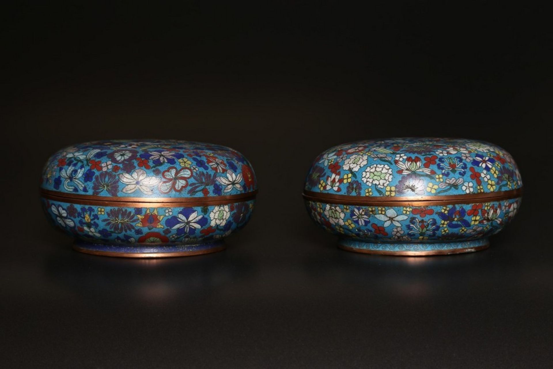 Arte Cinese  A pair of cloisonné enamel round boxesChina, early 20th century . - Bild 2 aus 2