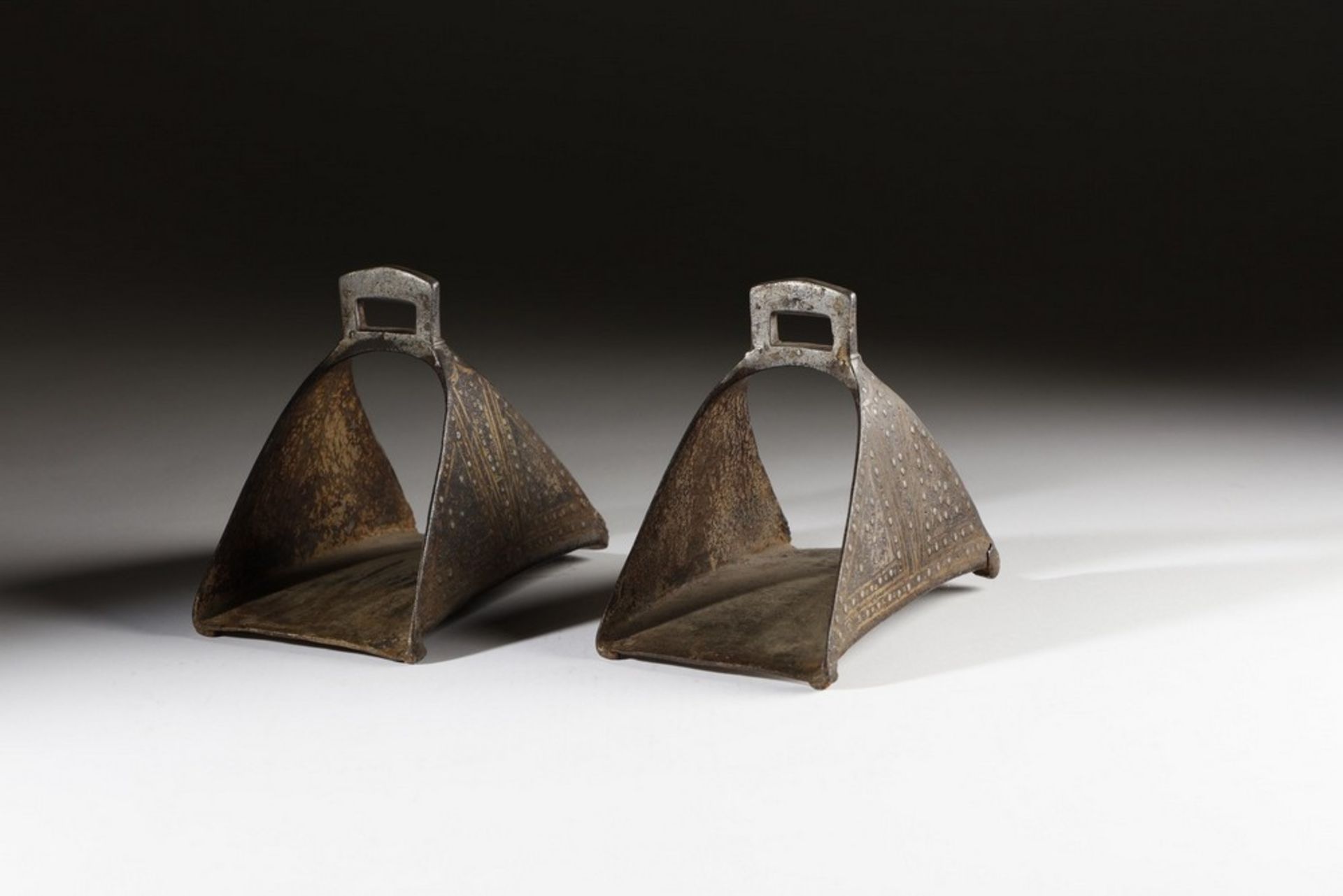 Arte Islamica A pair of brass inlaid steel stirrups Central Asia, early 20th century . - Image 3 of 5