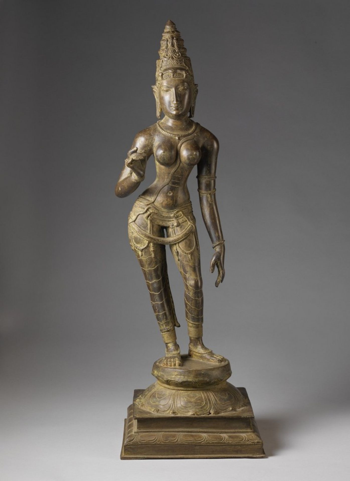 Arte Indiana A large Chola style bronze figure of Parvati Southern India, 20th century .