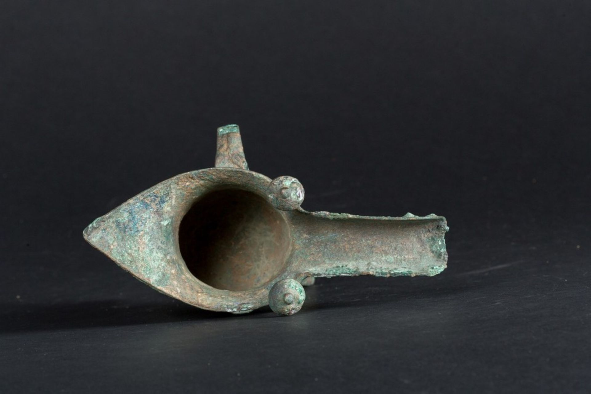 Arte Cinese A bronze tripod ritual wine vessel Jue China, Shang dynasty, or later . - Image 7 of 8