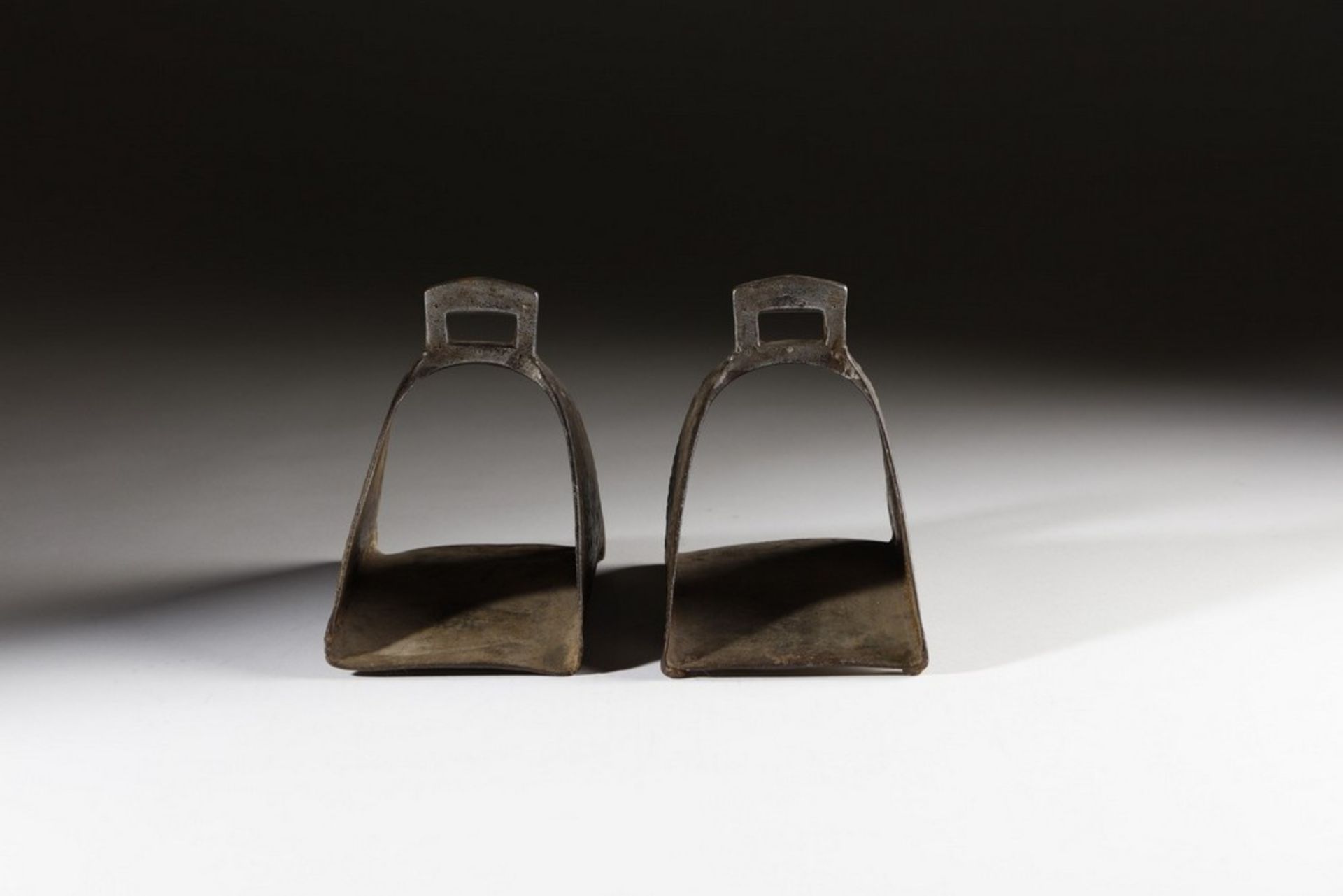 Arte Islamica A pair of brass inlaid steel stirrups Central Asia, early 20th century . - Image 4 of 5