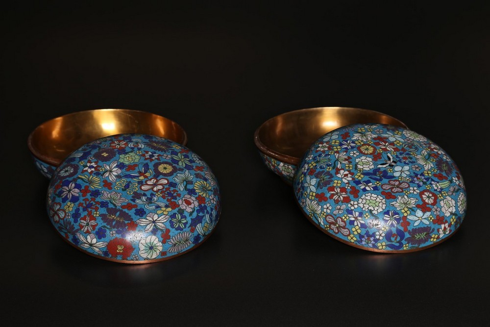 Arte Cinese A pair of cloisonné enamel round boxesChina, early 20th century .