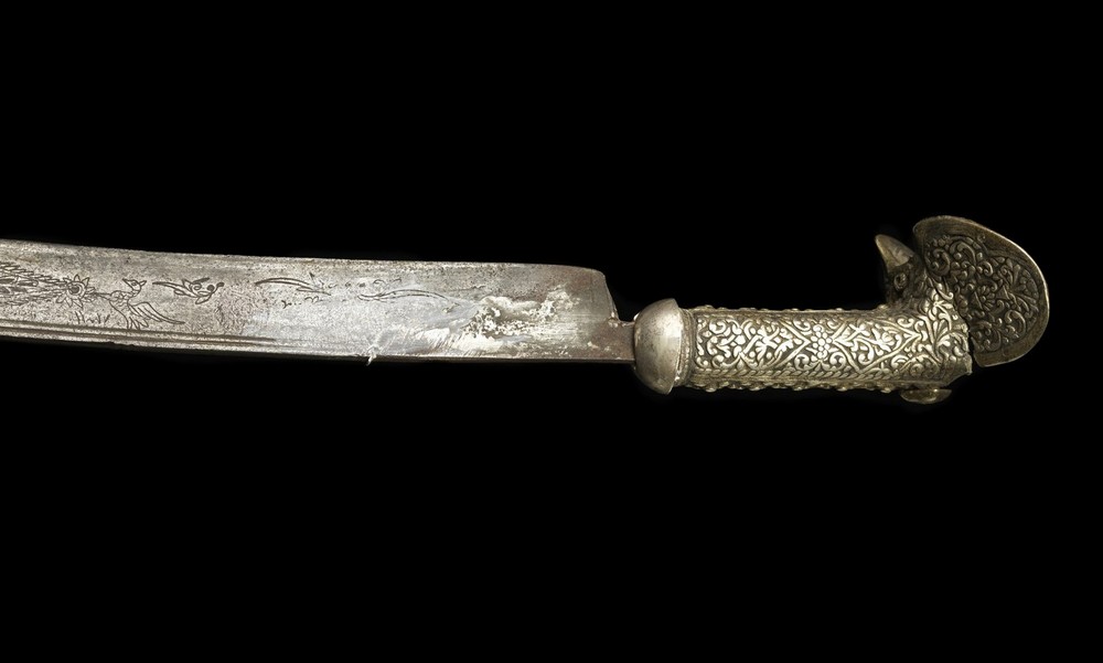 Arte Islamica An Ottoman silver embossed Yataghan sword with decorated blade Caucasus or Turkey (?) - Image 4 of 5