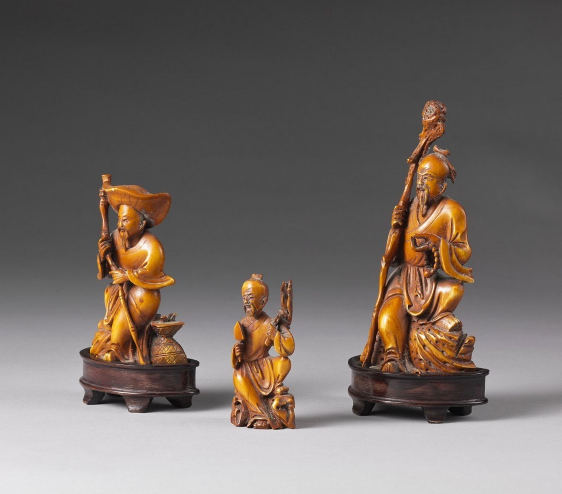 Arte Cinese A group of ivory carved figures China, early 20th century . - Image 2 of 3