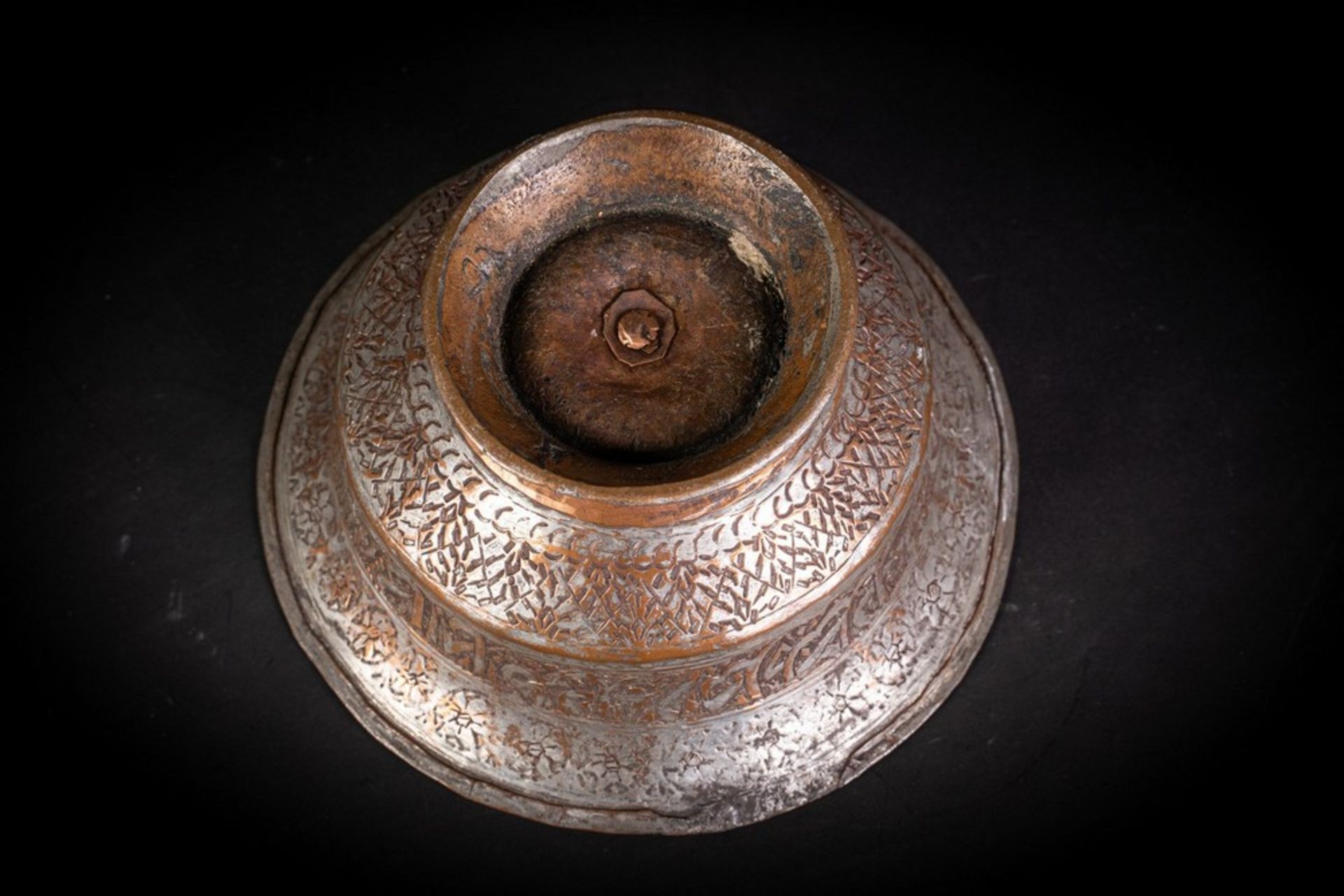 Arte Islamica An embossed tinned copper bowl with inscriptions Folk Safavid Persia, 17th-18th centu - Image 3 of 3