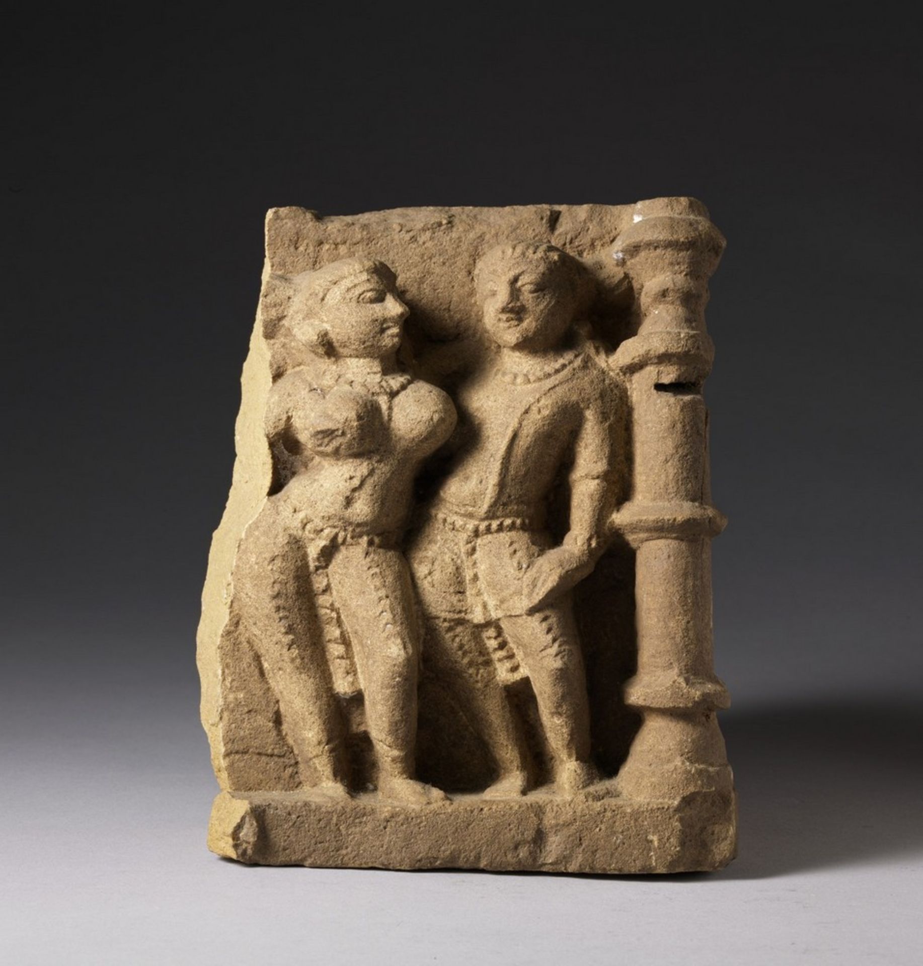 Arte Indiana Three loving couples (mithuna) stone fragments Northern India, 11th century . - Image 2 of 7