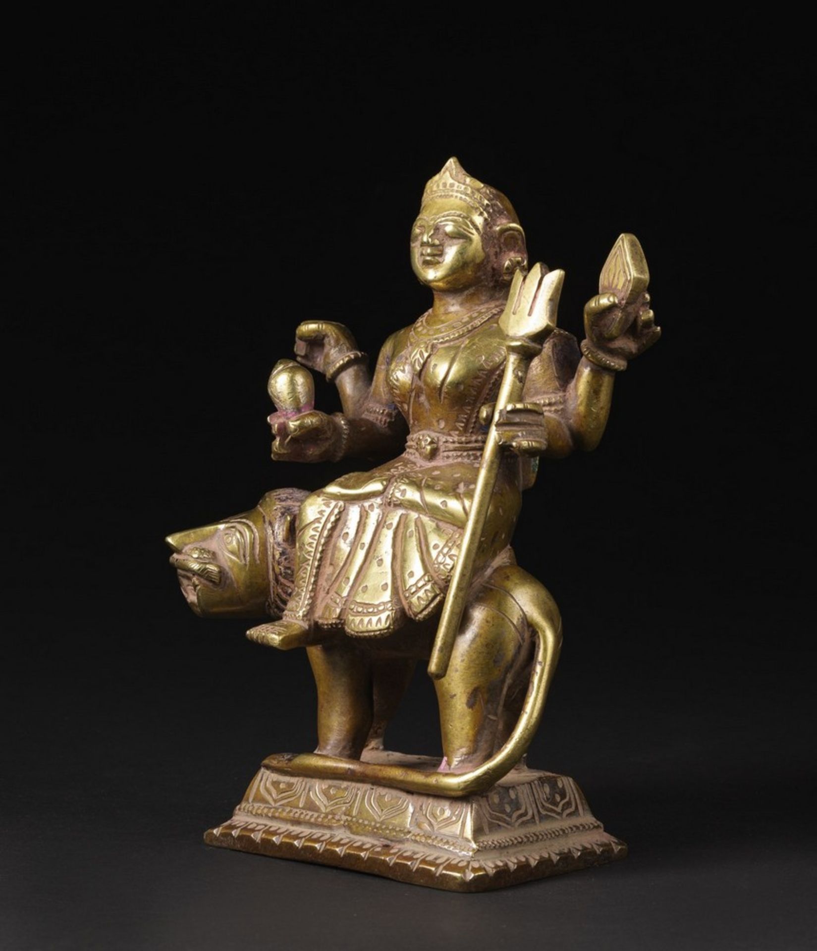 Arte Indiana A bronze figure of Durga over the lion India, Orissa, 19th -20th century . - Image 2 of 4