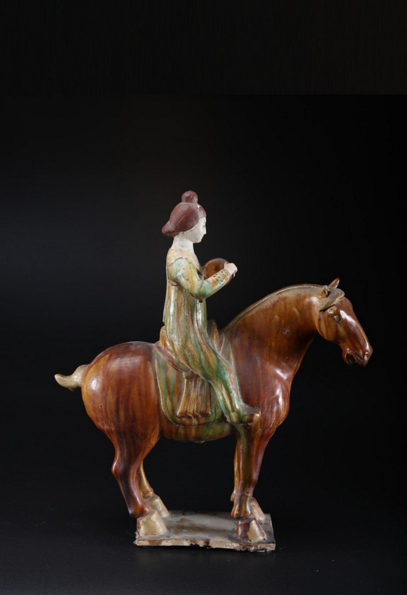 Arte Cinese A ceramic sancai glazed lady on horse in the Tang styleChina, 19th century .