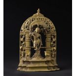 Arte Indiana A Krishna Venugopala bronze altar India, Madhya Pradesh, 12th-13th century .