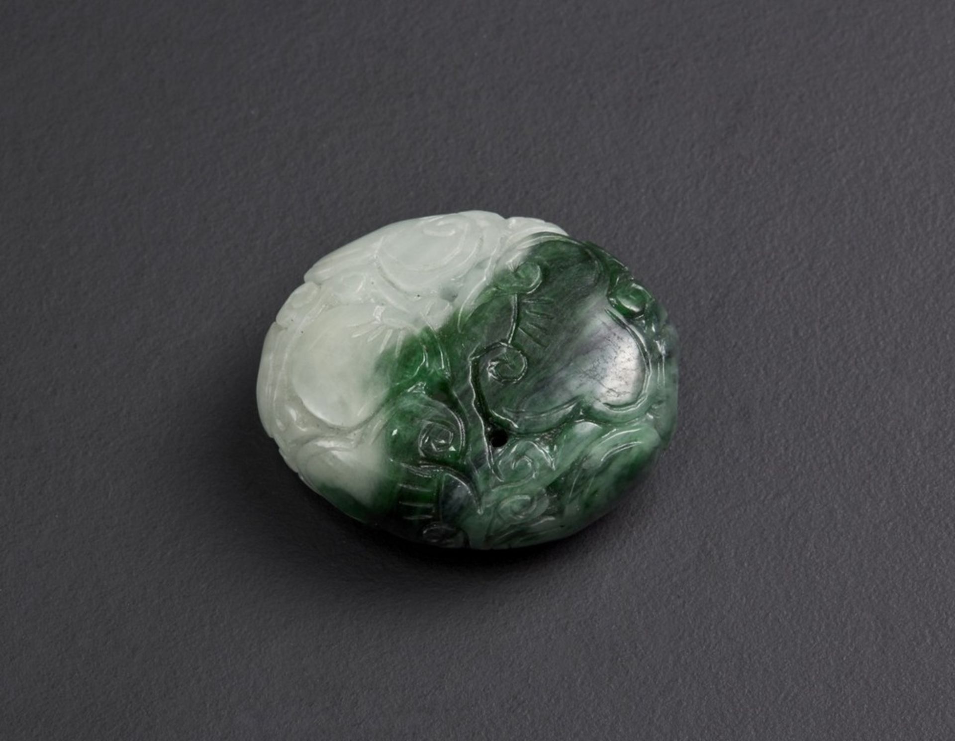 Arte Cinese Jadeite pendant. China, 20th century.