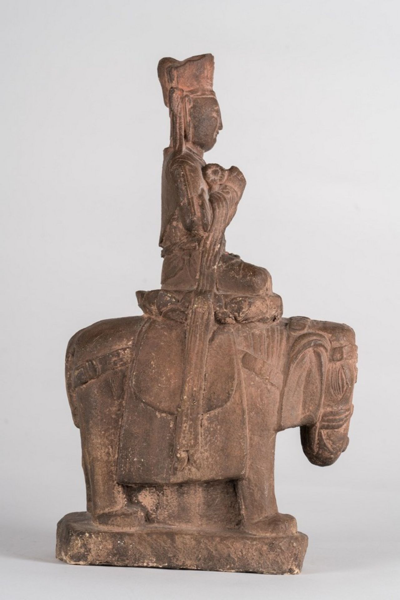 Arte Cinese An earthenware Tang style statue of a bodhisattva on a lion China, 19th century . - Image 5 of 6