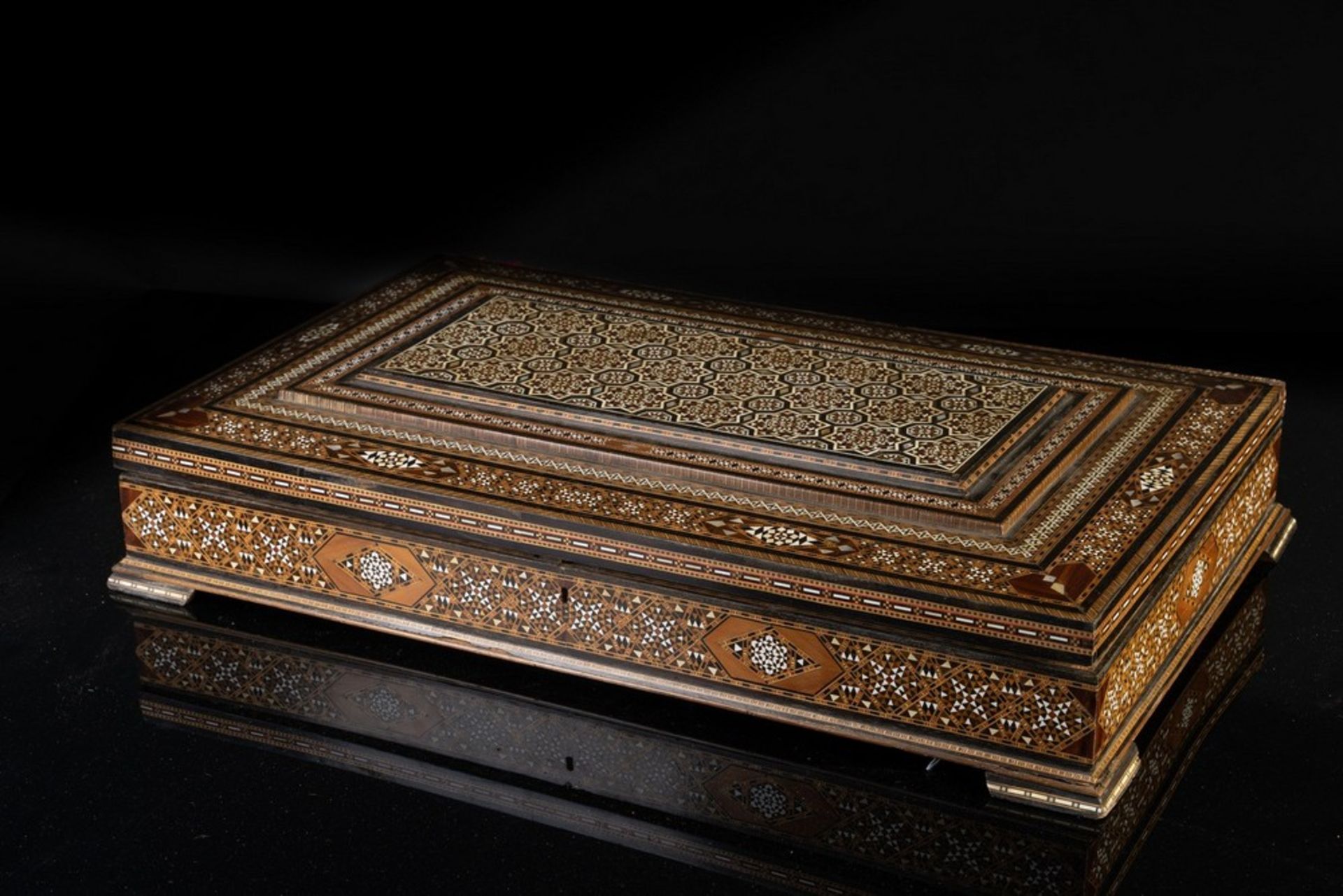 Arte Islamica  A large mother of pearl  inlaid Quran holder box with printed Quran insideNear East,  - Bild 2 aus 8