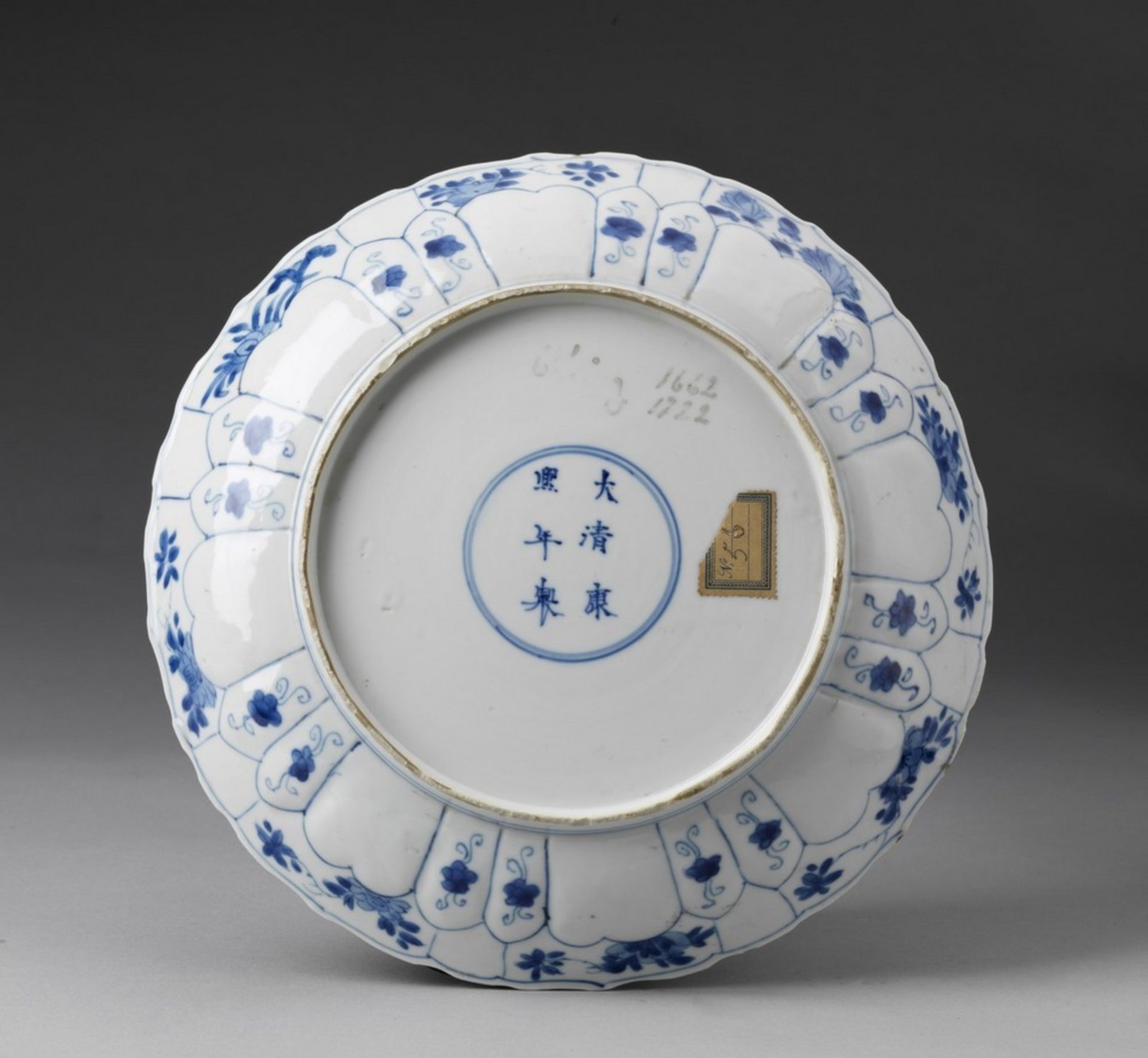 Arte Cinese A blue and white porcelain dish bearing a Kangxi mark at the baseChina, Qing dynasty, 1 - Image 2 of 2