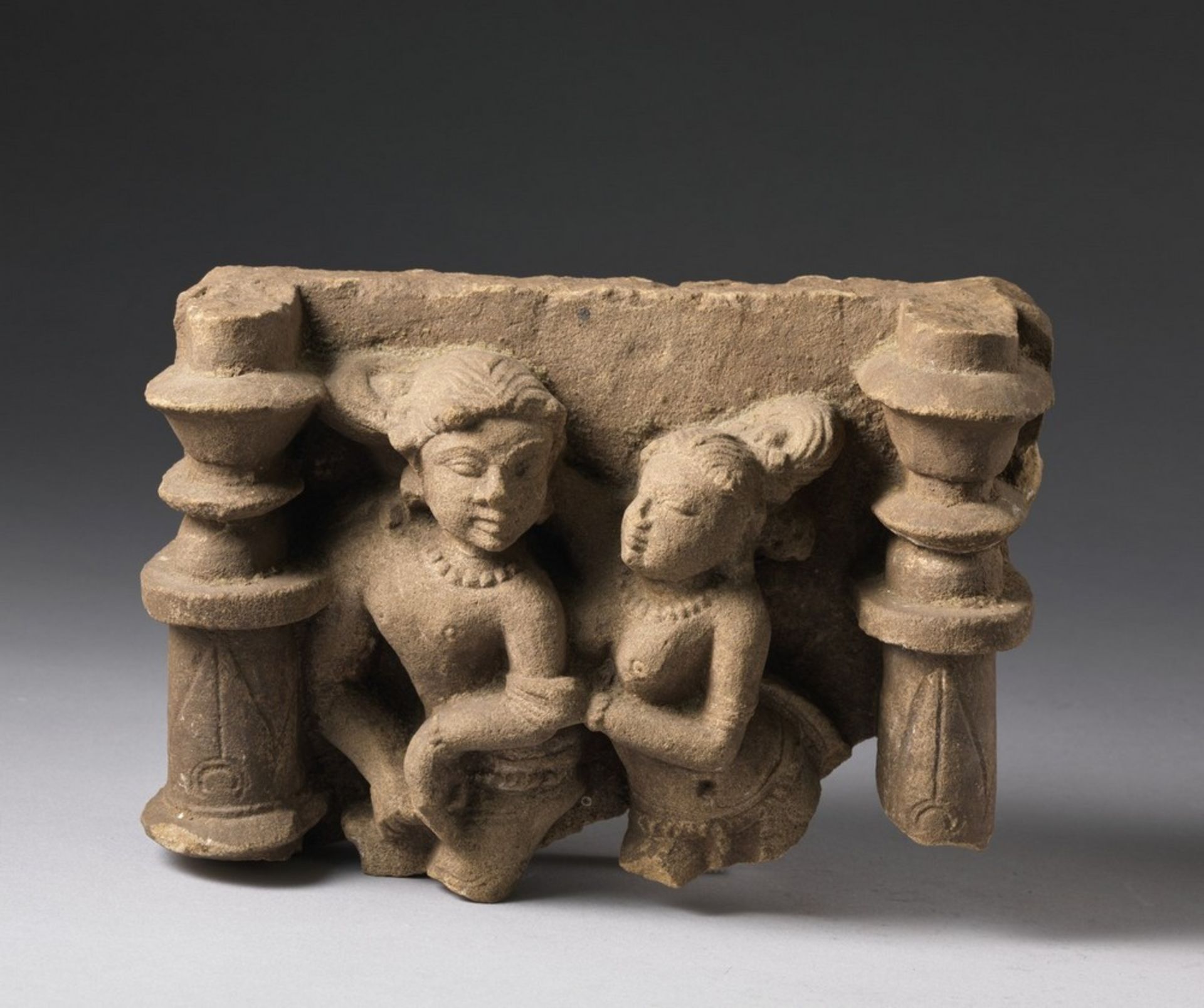 Arte Indiana Three loving couples (mithuna) stone fragments Northern India, 11th century . - Image 4 of 7