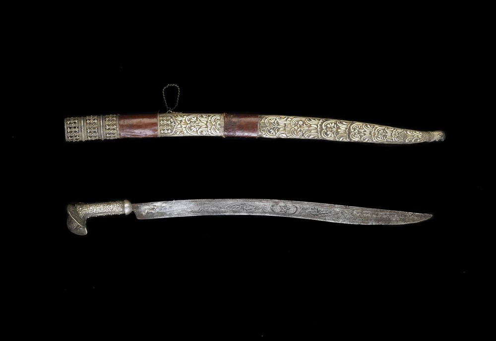 Arte Islamica An Ottoman silver embossed Yataghan sword with decorated blade Caucasus or Turkey (?) - Image 2 of 5