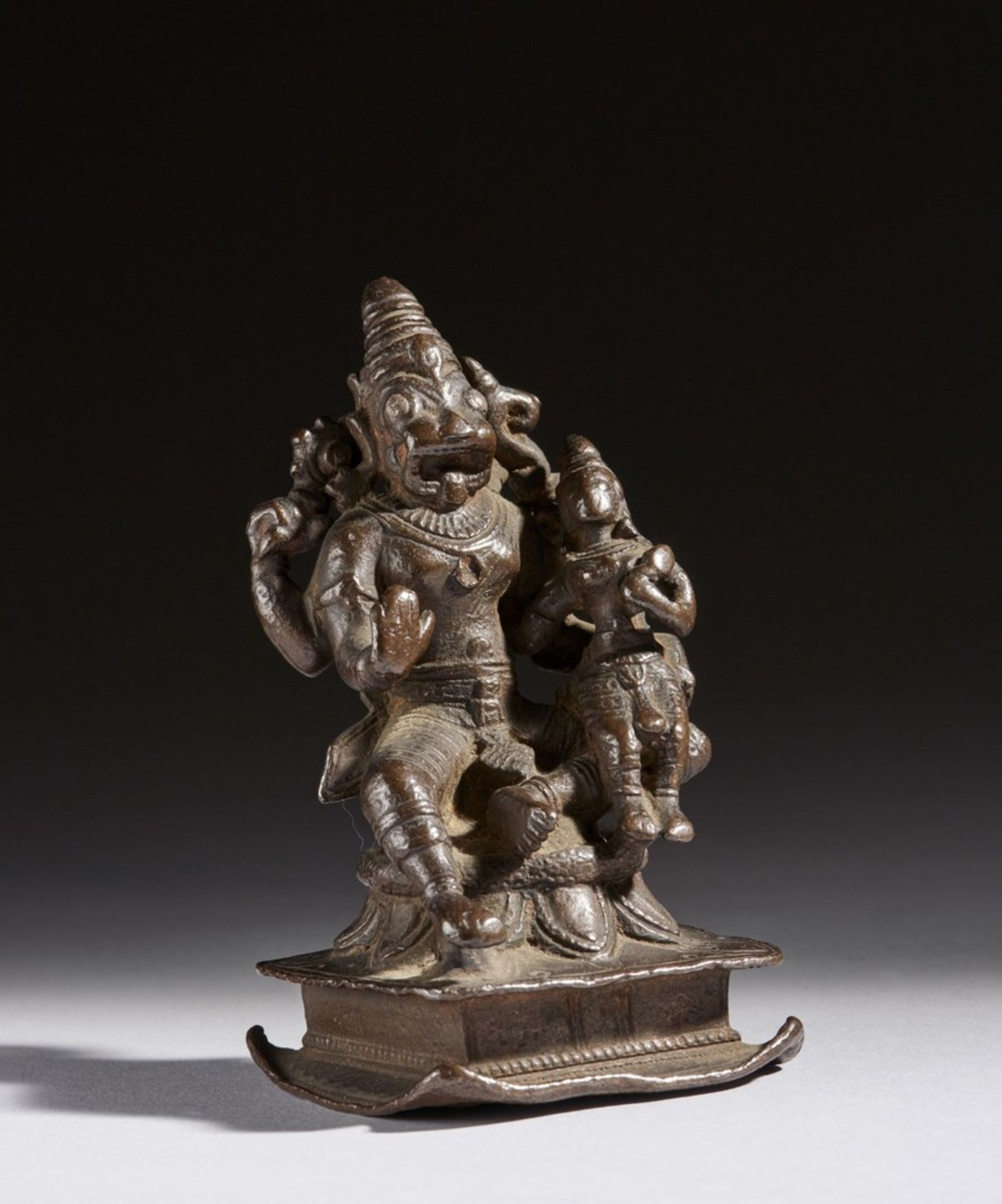 Arte Indiana A bronze figure of Narasimha with Lakshmi Southern India, 17th century .