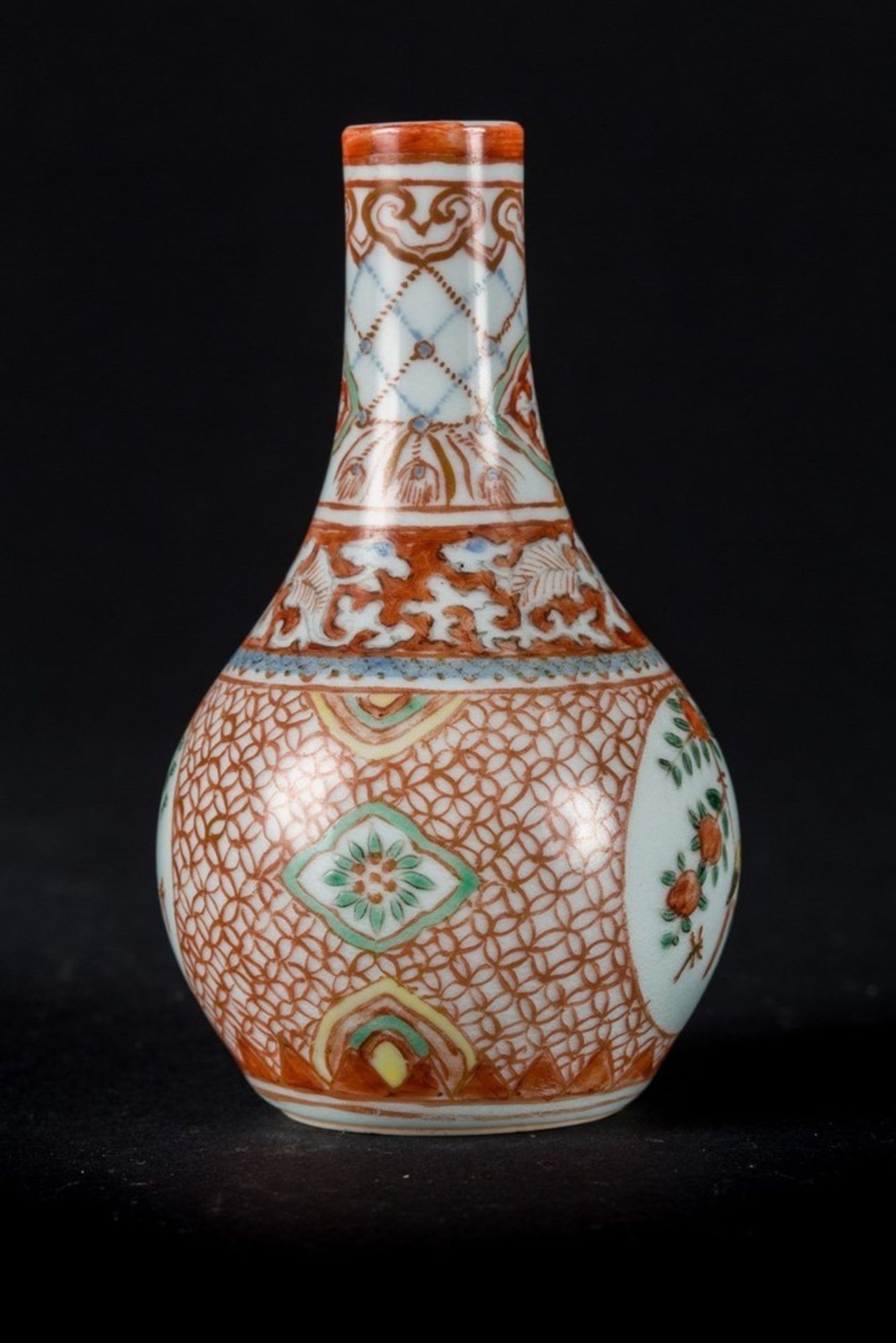 Arte Cinese A small porcelain vase painted with enameled blue underglaze and red overglaze, bearing - Image 2 of 4