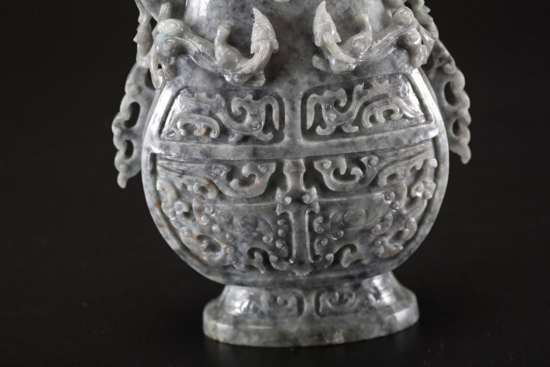 Arte Cinese A grey jadeite carved vase with archaic shape and decoration of taotie masks, chilong s - Image 5 of 5