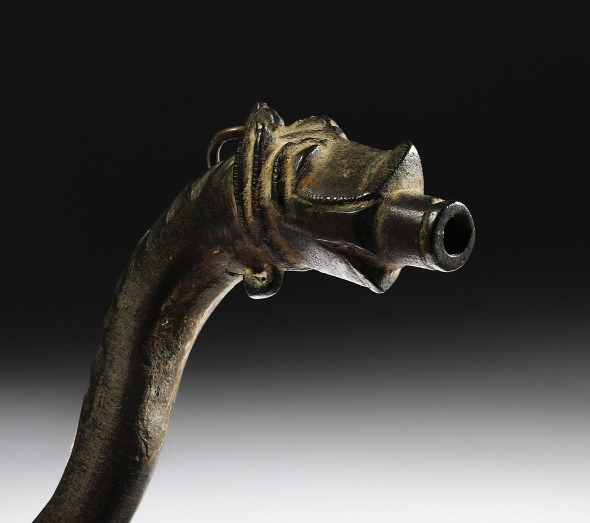 Arte Islamica A bronze powder flask with lion's head finial North Africa or Spain, 11th-12th centur - Image 2 of 5