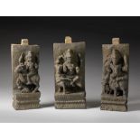 Arte Indiana A set of three wooden panels carved with Hindu deitiesIndia, 18th century .