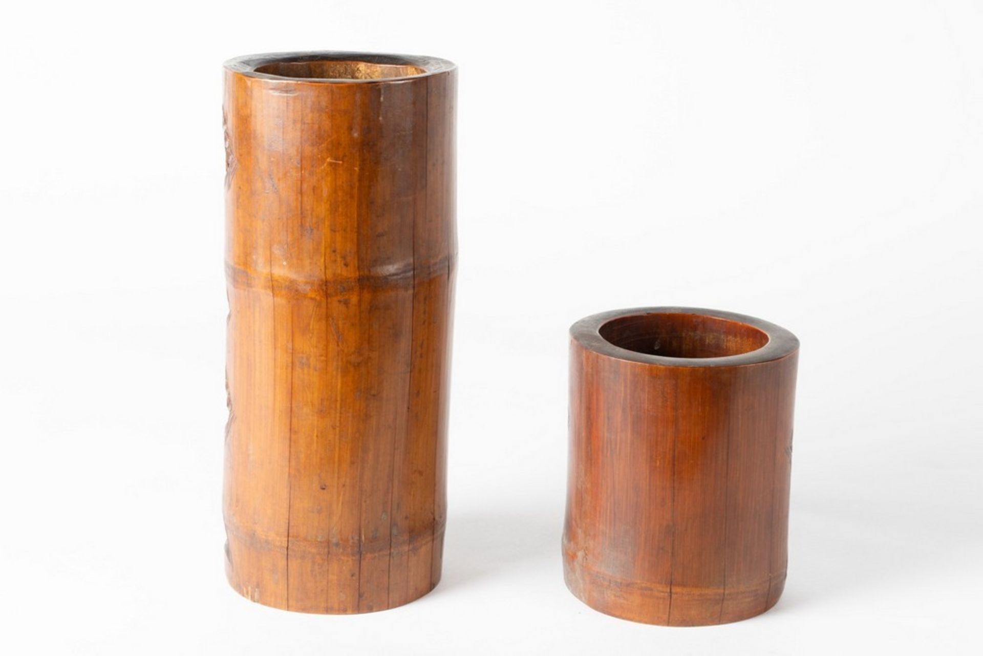 Arte Cinese Two bamboo carved brush pots (bitong)China, Qing dynasty, 19th century . - Image 3 of 3