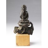 Arte Cinese A small bronze fragment portraying Manjusri seated on a lion China, Ming dynasty, 16th