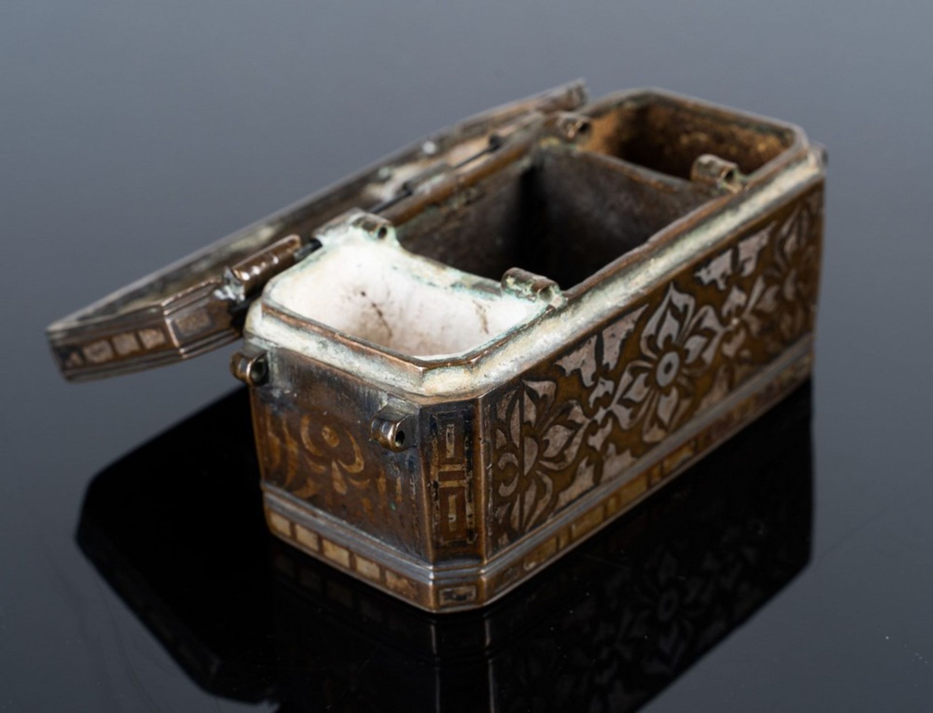 Arte Islamica A metal betel box with floral silver inlays Philippines, 19th century . - Image 2 of 2