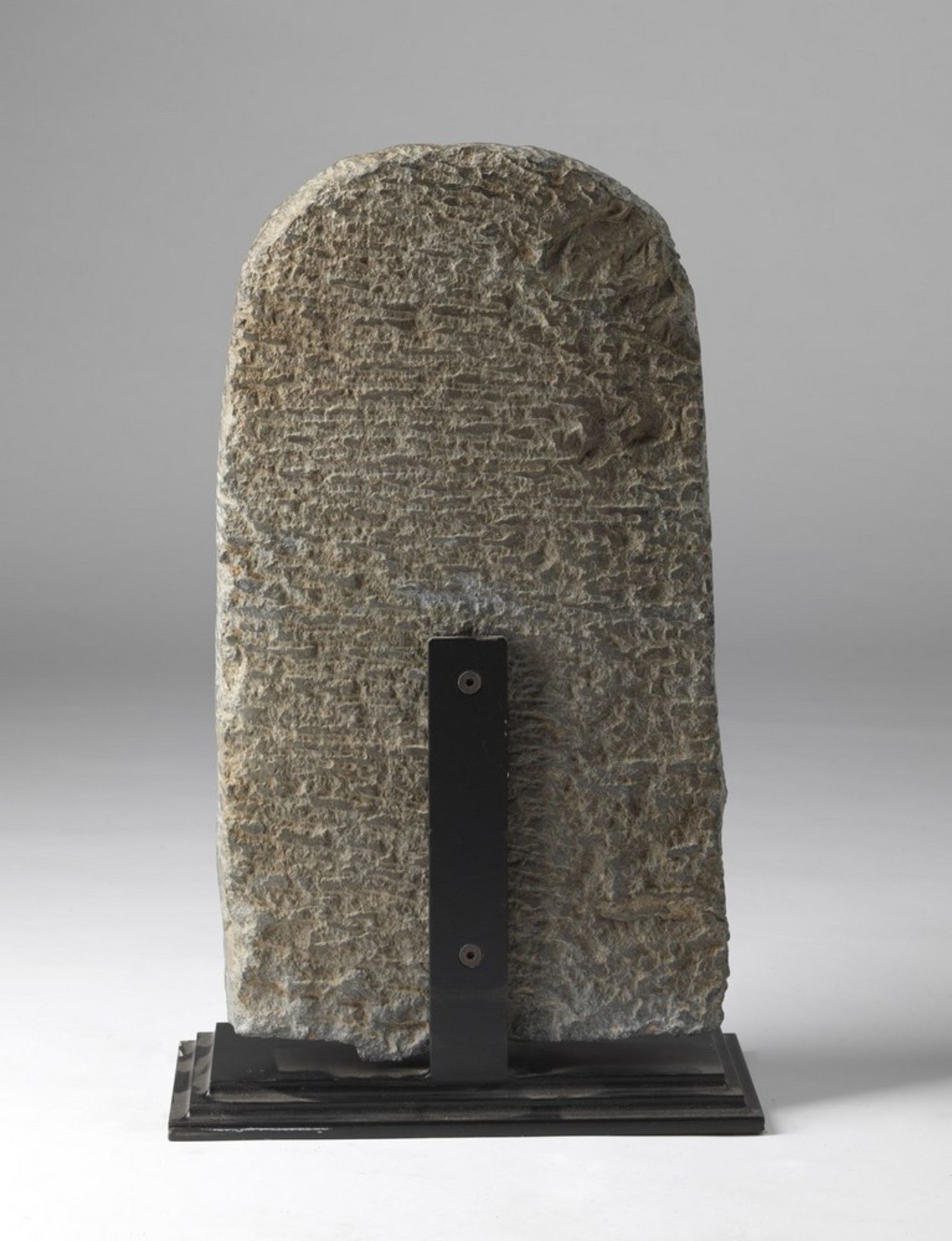 Arte Indiana A dark stone Pala style stele with standing Buddha . - Image 3 of 3