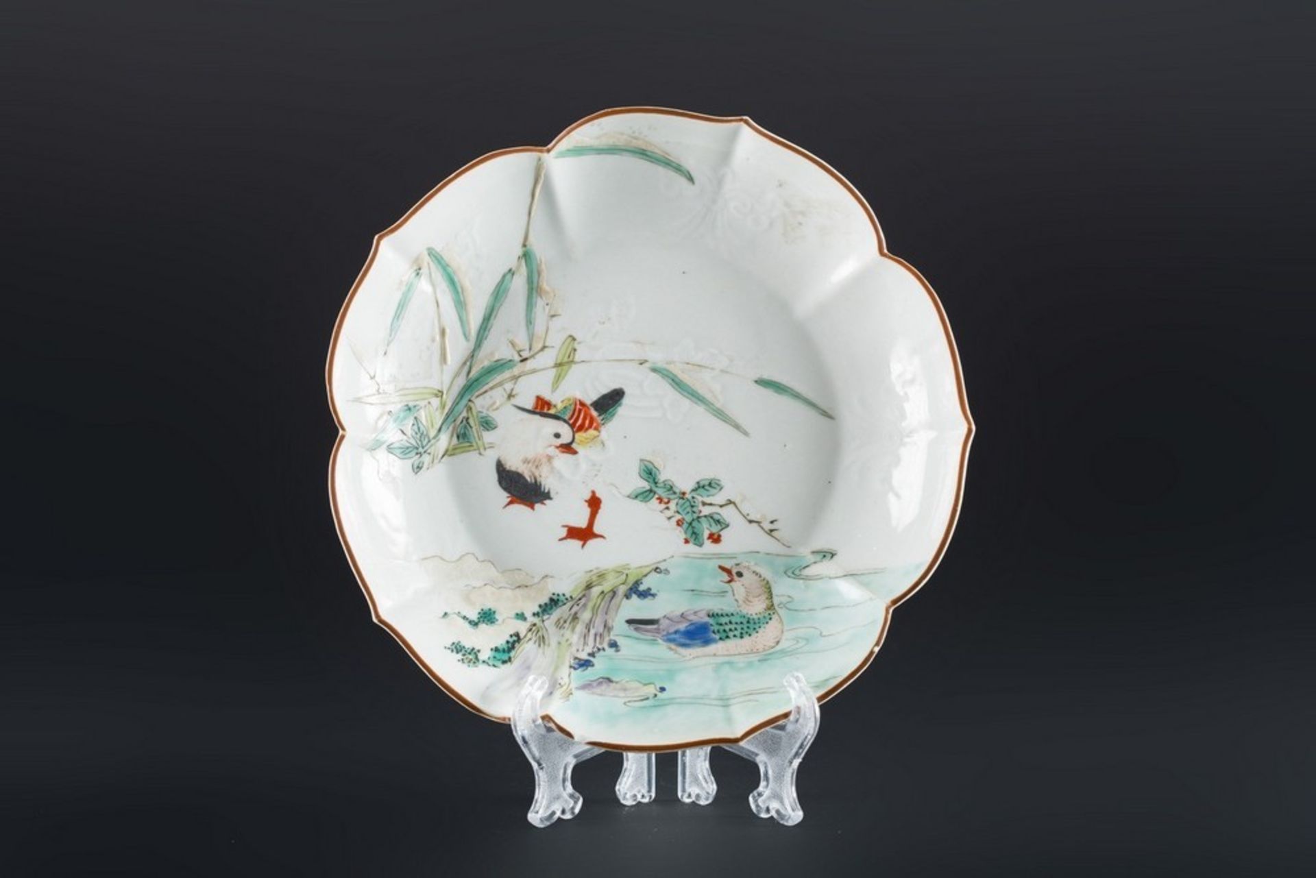 ARTE GIAPPONESE  An enameled porcelain dish painted with a pond with ducksJapan, 19th century .