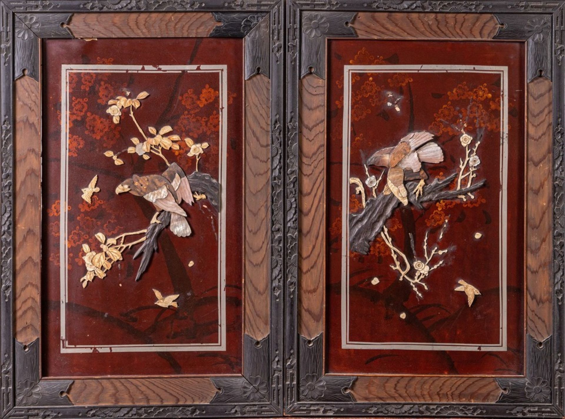 ARTE GIAPPONESE Two Shibayama style screens with mother of pearl and resin Japan, 20th century .
