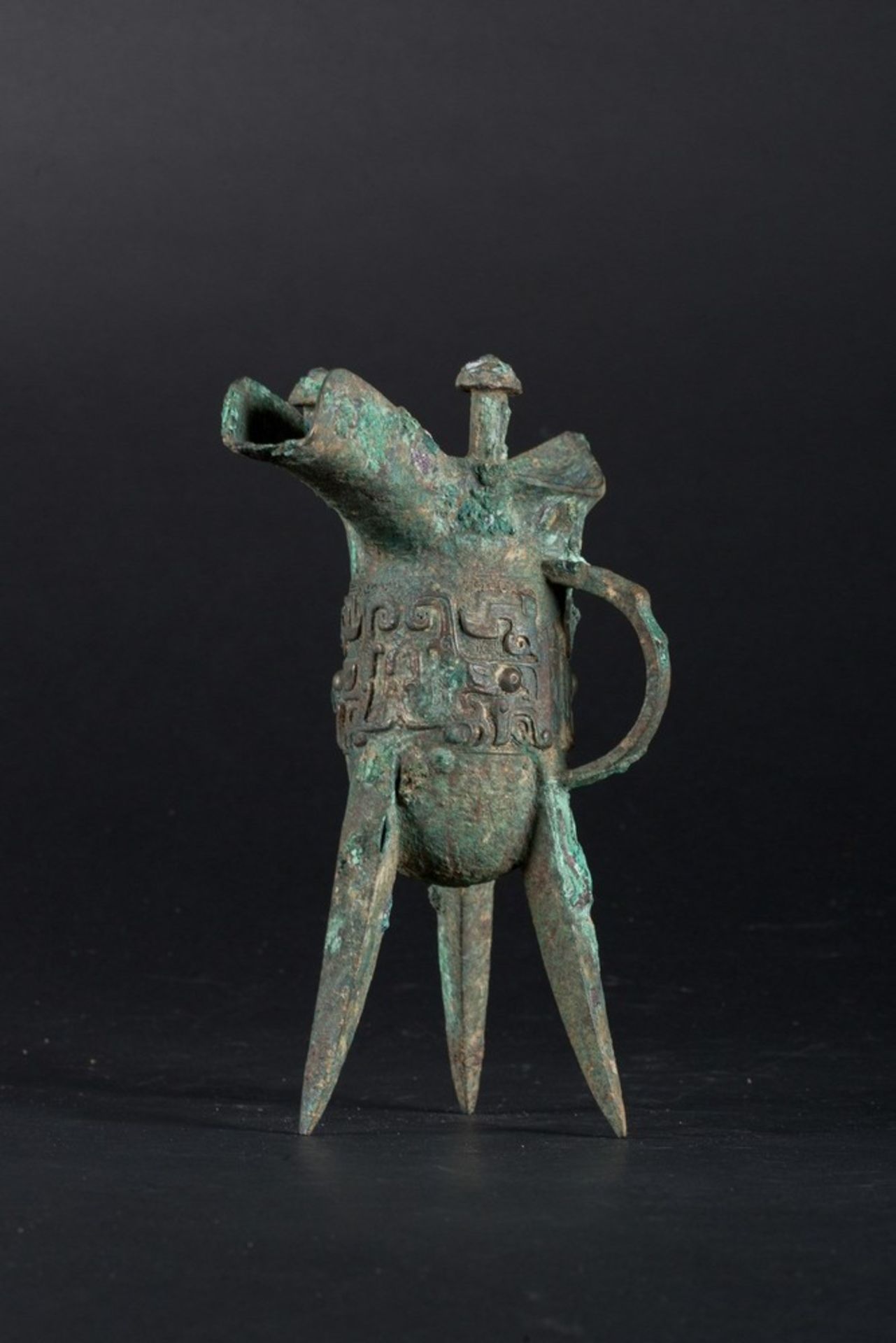 Arte Cinese A bronze tripod ritual wine vessel Jue China, Shang dynasty, or later . - Image 2 of 8