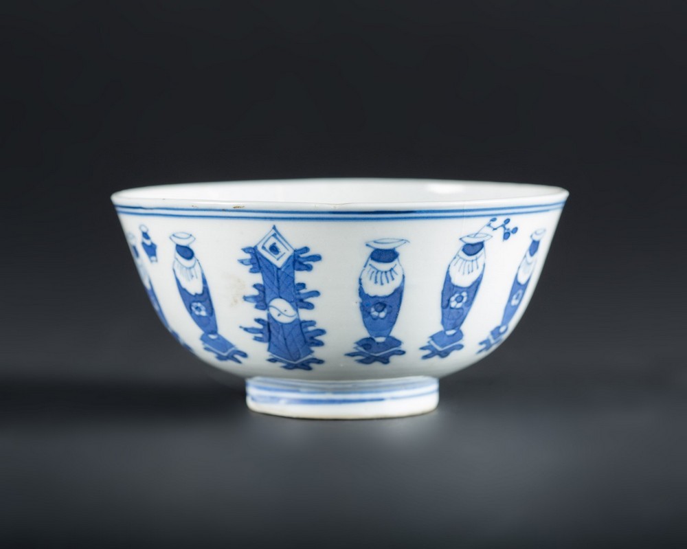 Arte Cinese A blue and white porcelain bowl painted with antiques and bearing a mark at the base Ch