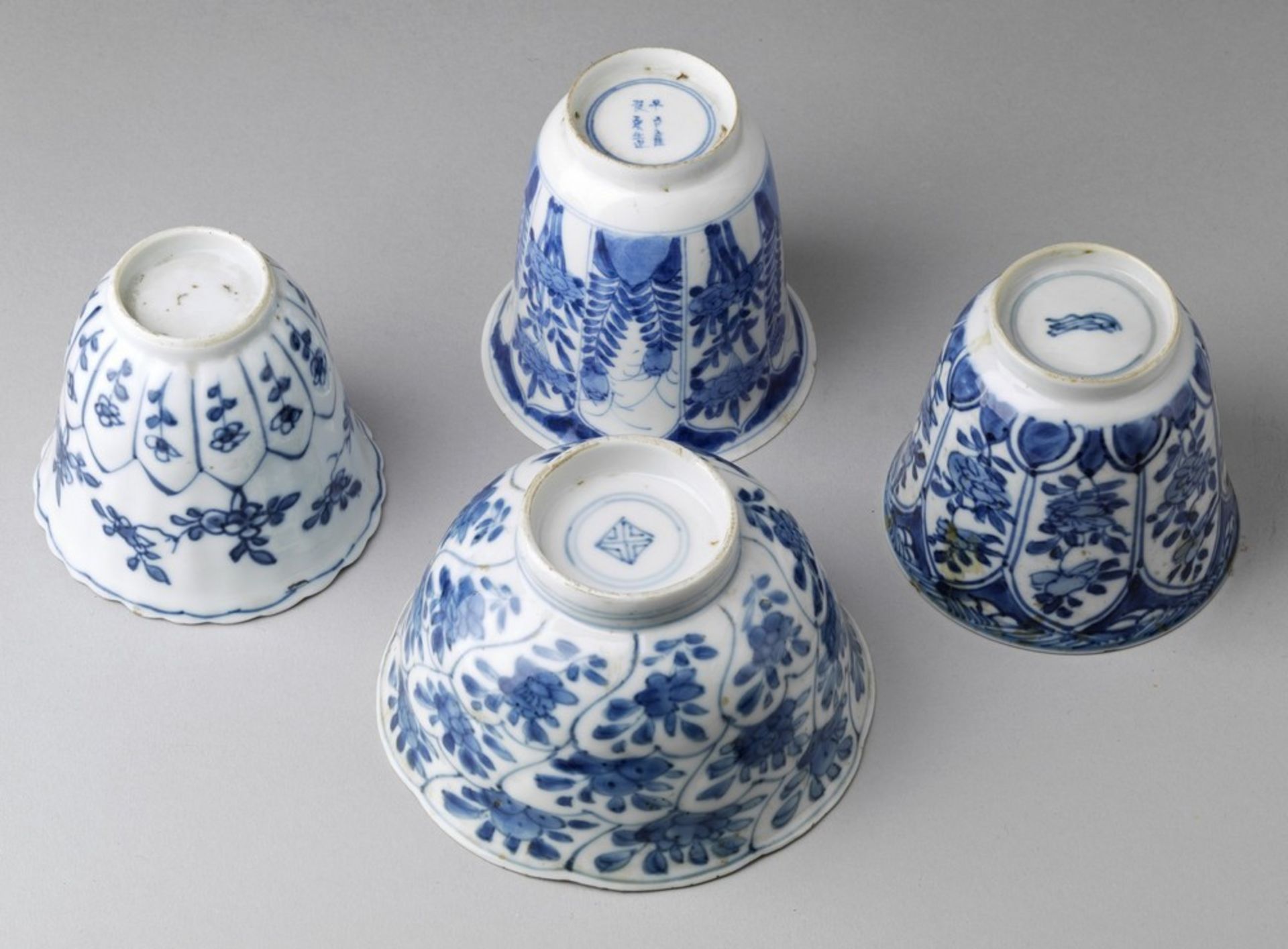 Arte Cinese A group of four blue and white porcelain bowl and cups China, Qing dynasty, early 17th - Image 3 of 3