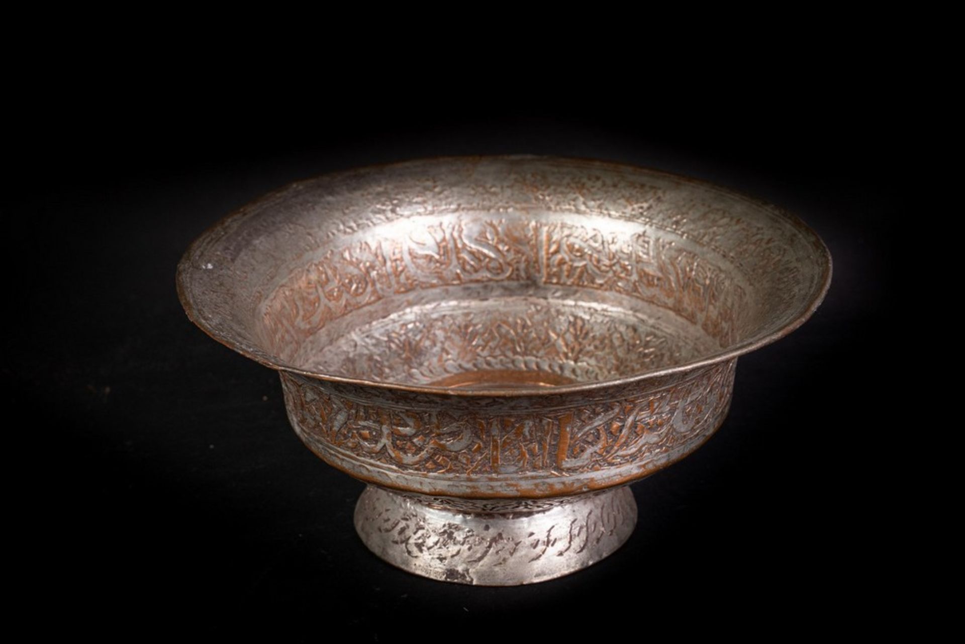 Arte Islamica An embossed tinned copper bowl with inscriptions Folk Safavid Persia, 17th-18th centu