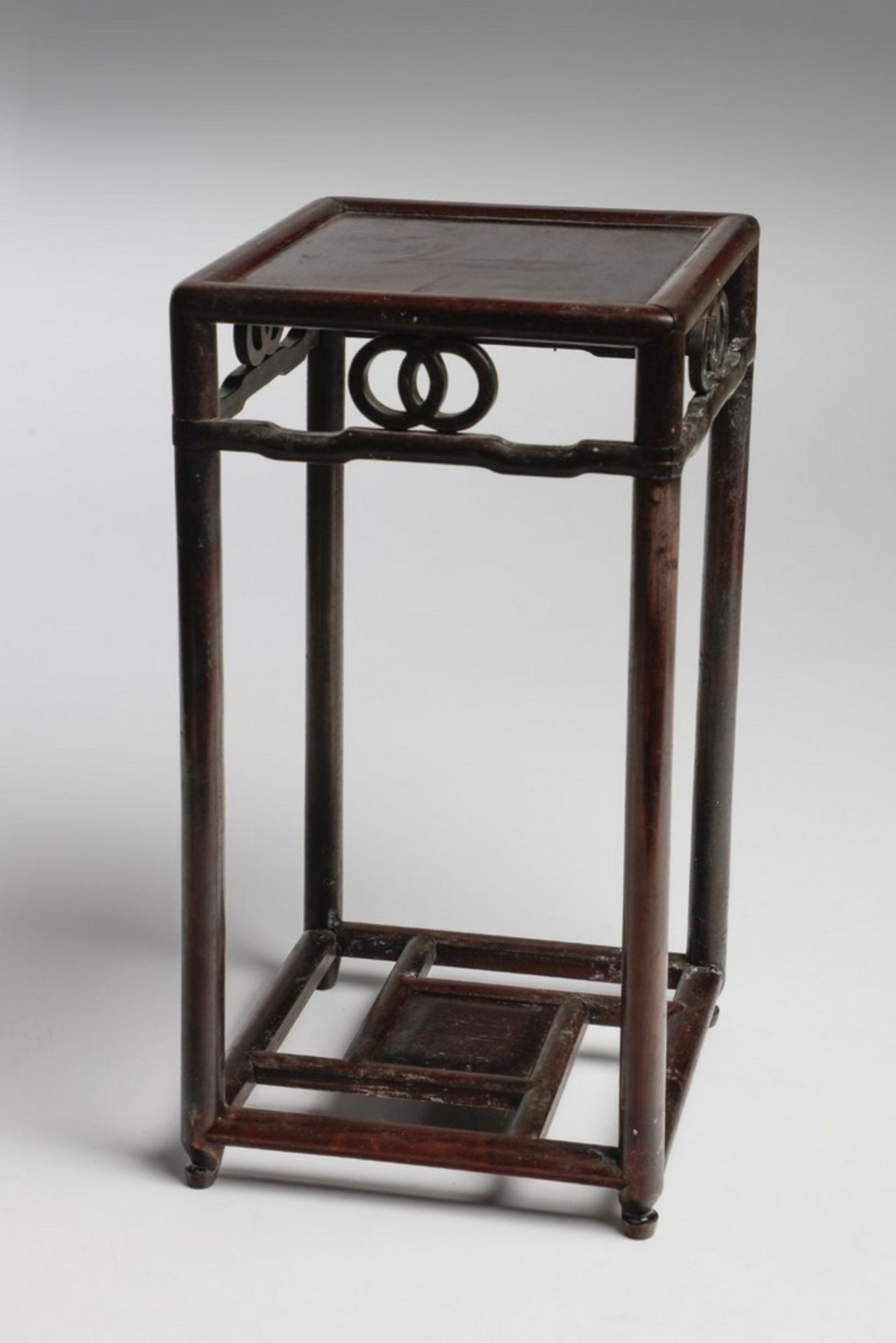 Arte Cinese A small hardwood pedestalChina, Qing dynasty, 19th century.