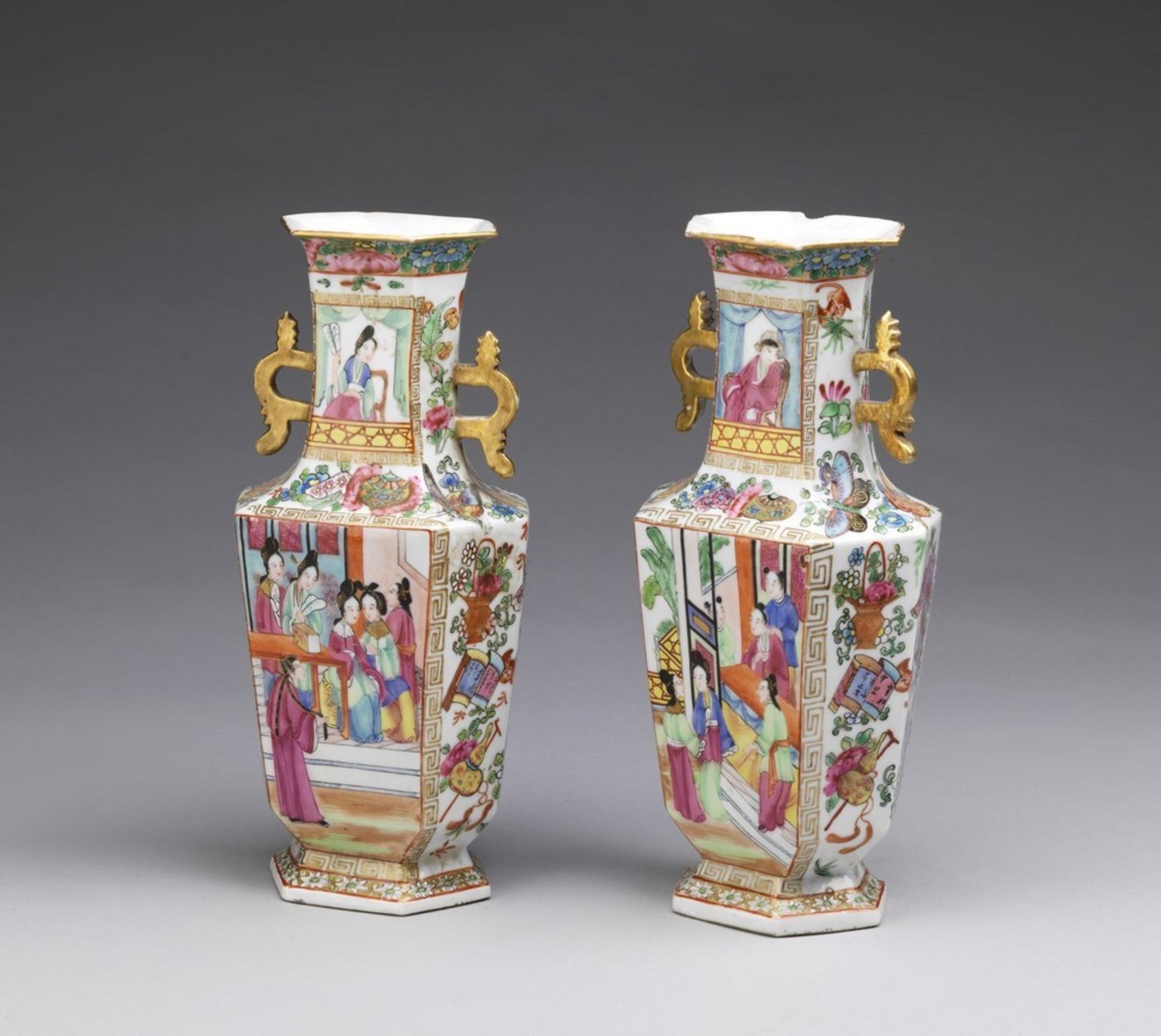 Arte Cinese A pair of porcelain Canton faceted vasesChina, Qing dynasty, early 19th century .