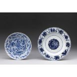 Arte Cinese Two blue and white porcelain dishes painted with flowers China, Qing dynasty, early 17t