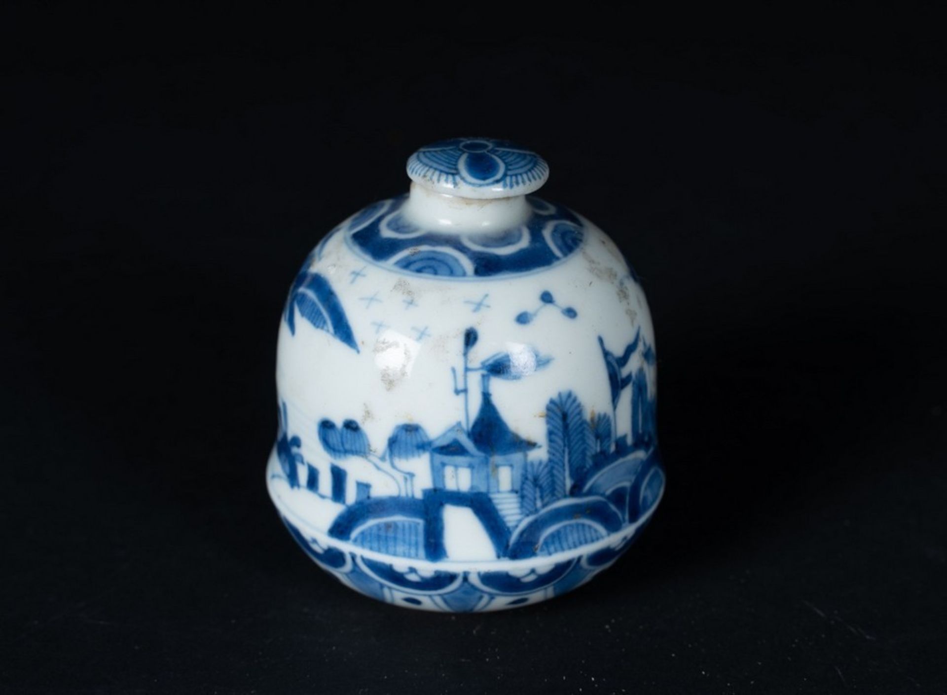 Arte Cinese A blue and white porcelain vase painted with landscapeChina, Qing dynasty, Kangxi perio - Image 2 of 3
