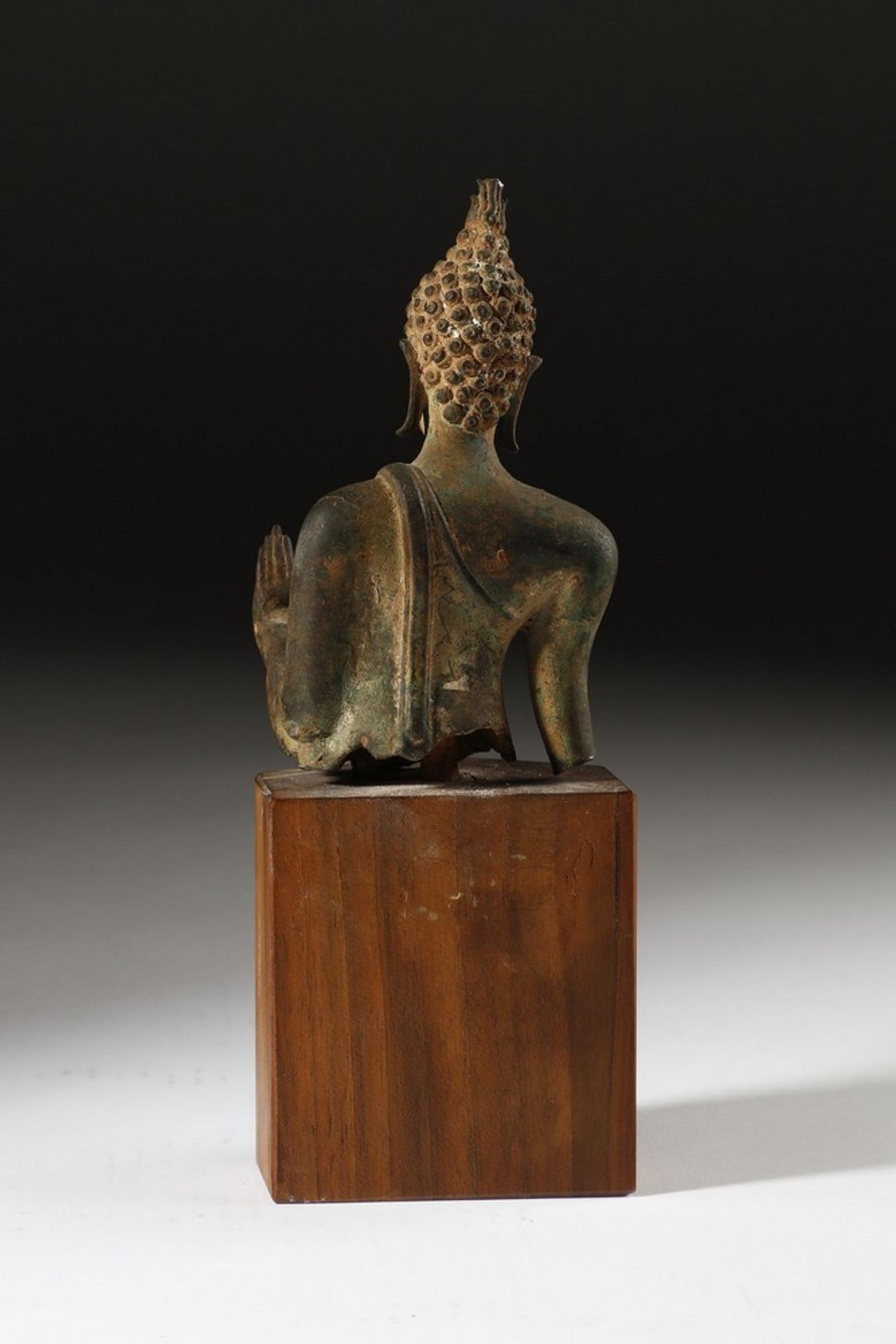 Arte Sud-Est Asiatico A bronze walking Buddha torso Thailand, 20th century . - Image 3 of 3