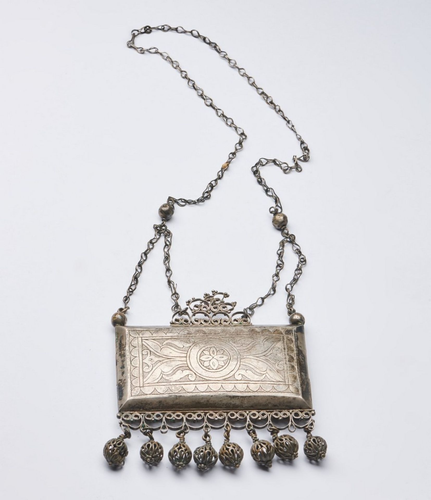 Arte Islamica  A silver talisman case pendant Algeria (?), 19th century . - Bild 2 aus 3