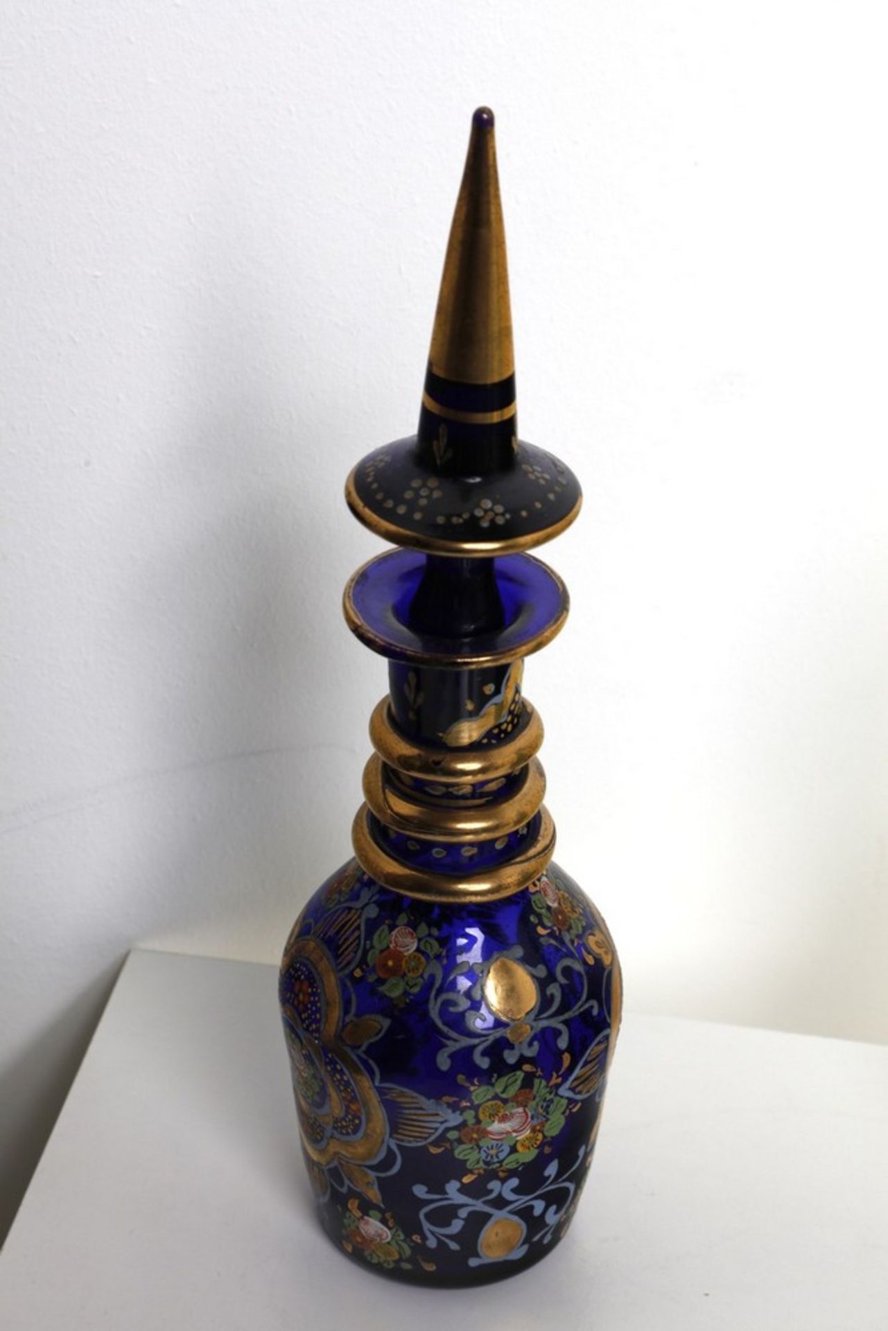 Arte Islamica  A collection of 13 Ottoman enamelled glass vessels Bohemia or Beykoz, 19th century . - Bild 2 aus 5
